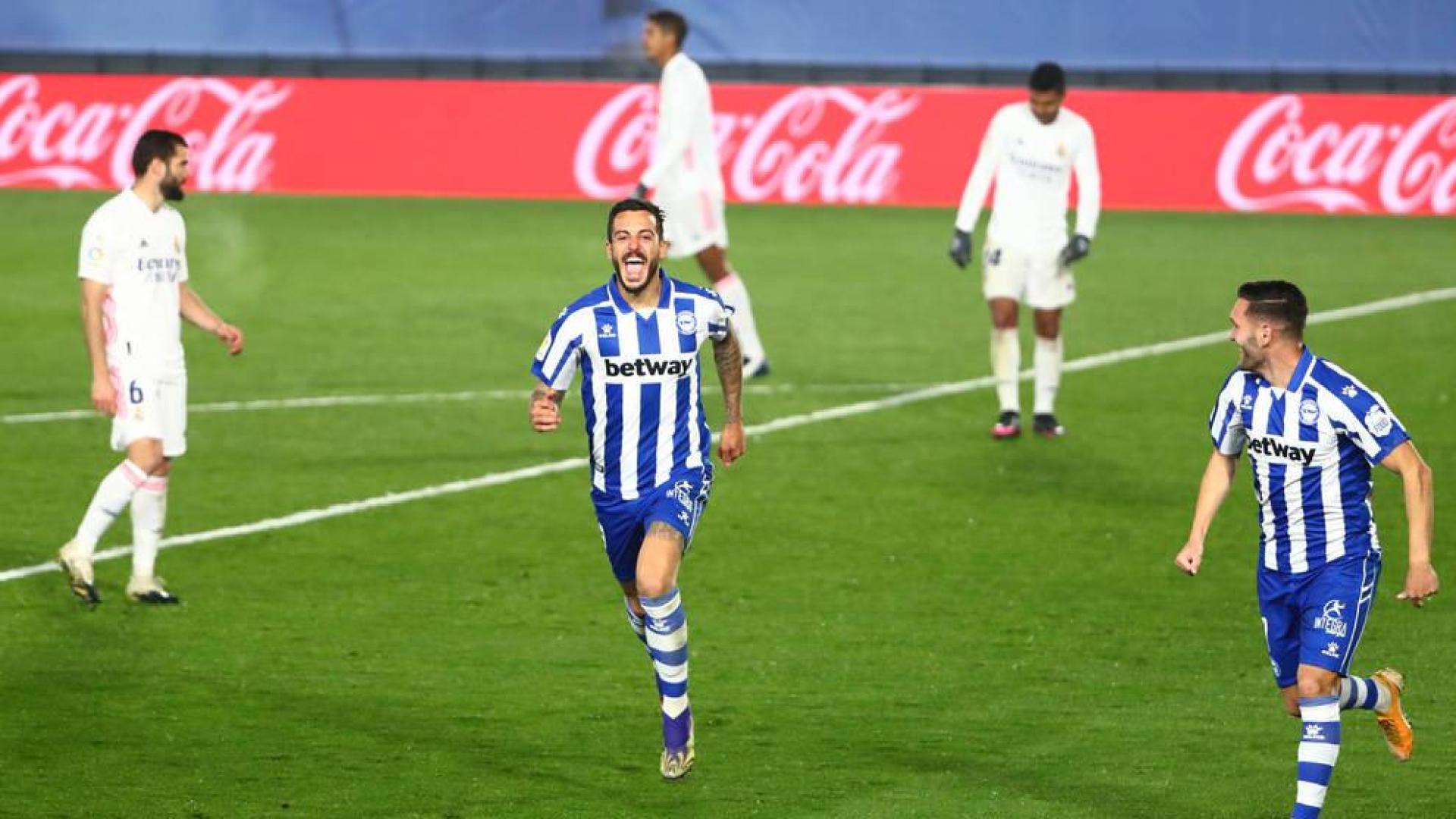 Joselu celebra el segundo gol del Alavés ante el Real Madrid
