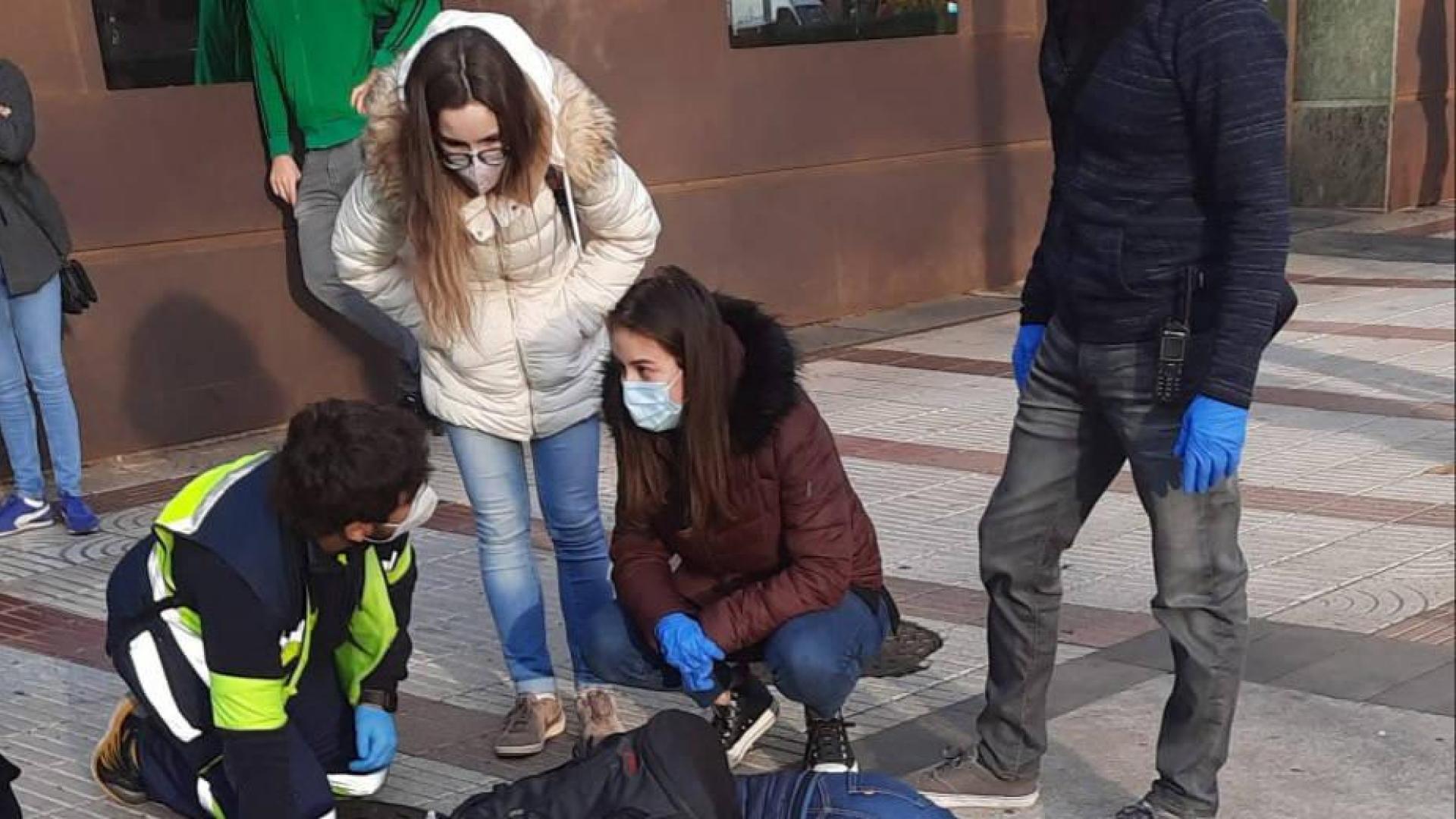 El patinador, atendido sobre la acera en Pamplona.
