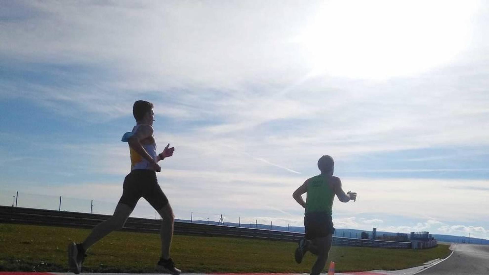 Iker Diges y Alicia Carrera se imponen en el regreso del atletismo en Navarra