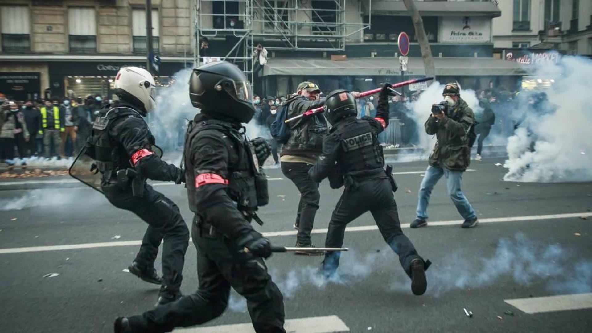 Manifestantes se enfrentan con la policía en las calles de París.