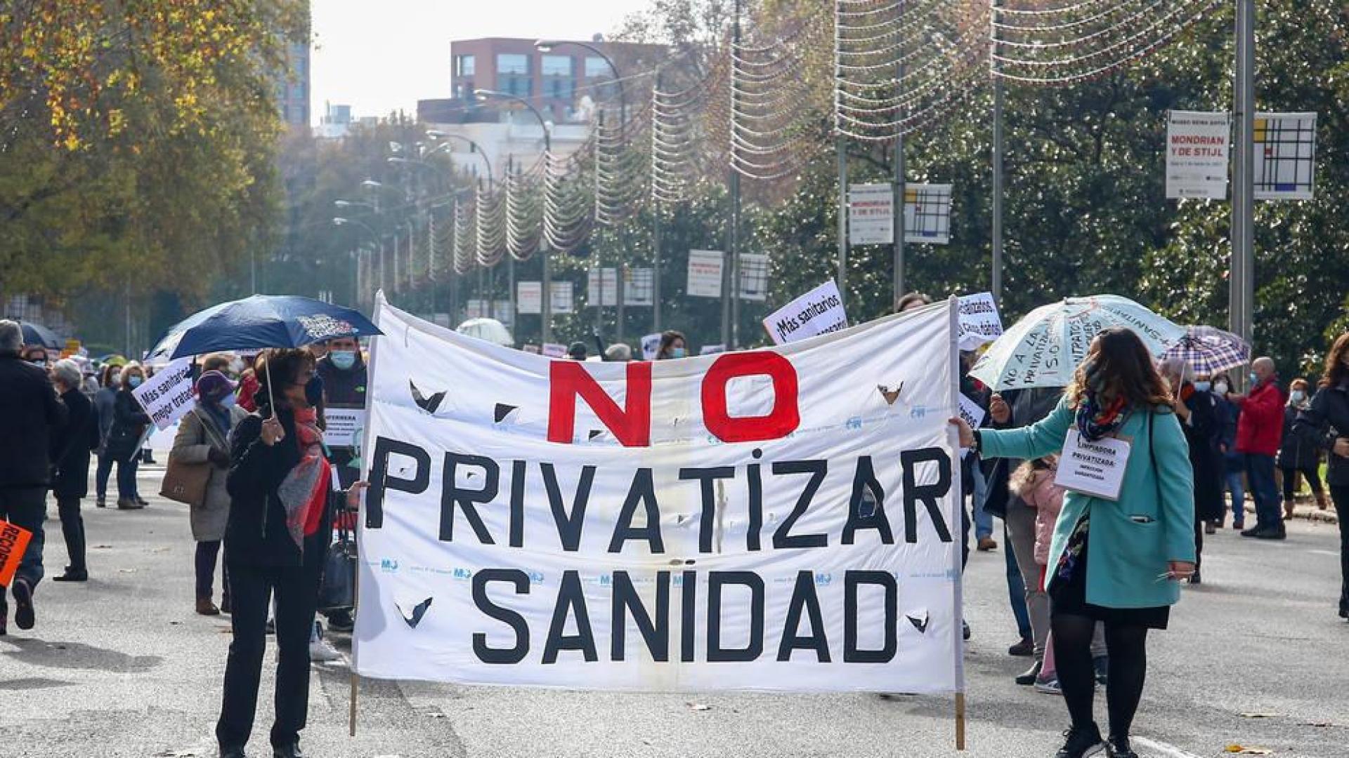 Miles de personas se manifiestan en Madrid en defensa de la sanidad pública