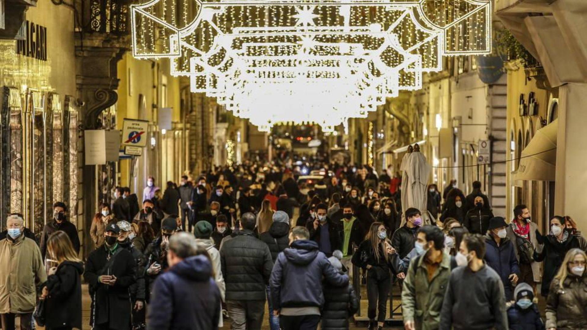 Cientos de personas en la calle comercial Via Condotti de Roma este domingo.