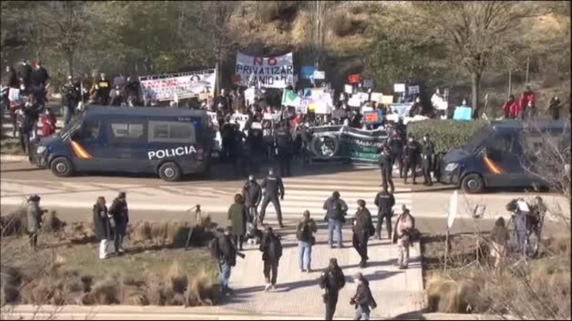 Protestas frente al hospital Enfermera Isabel Zendal en el día de su inauguración