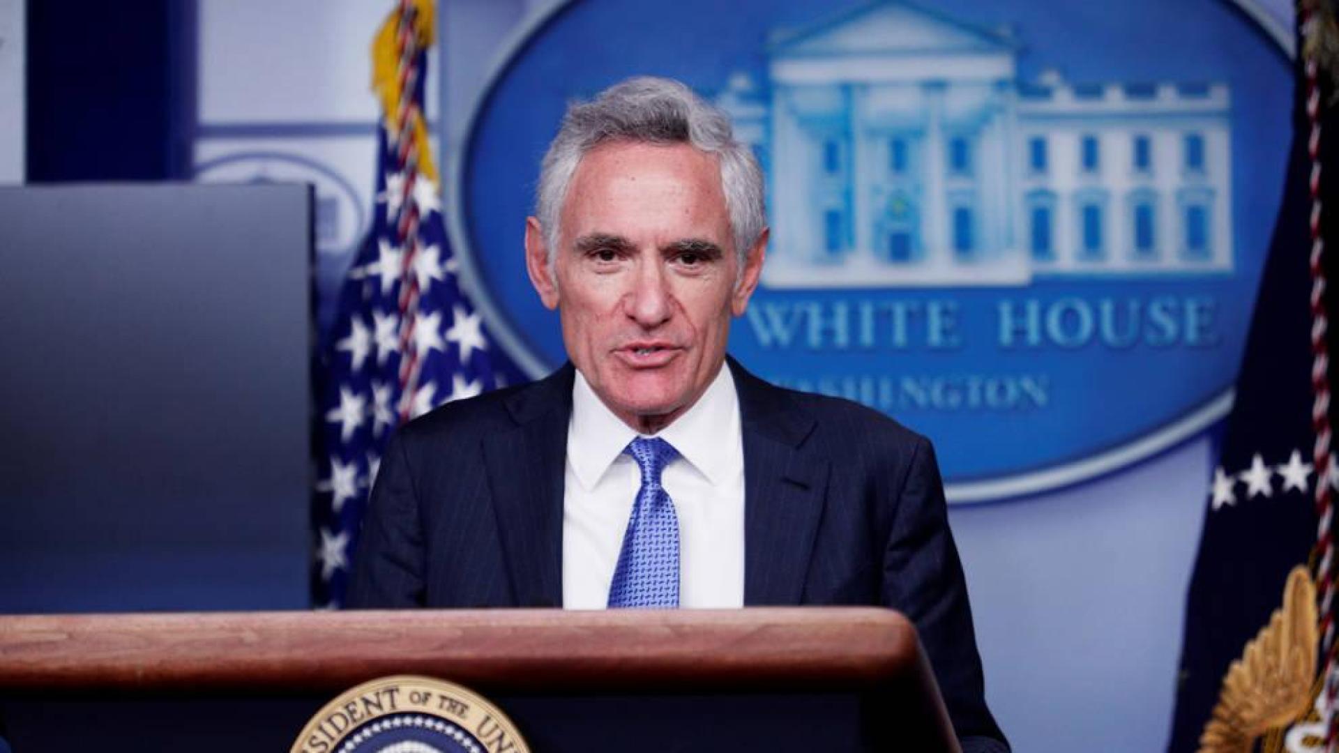 Dimite el asesor de Trump que recomendó exponerse al coronavirus
