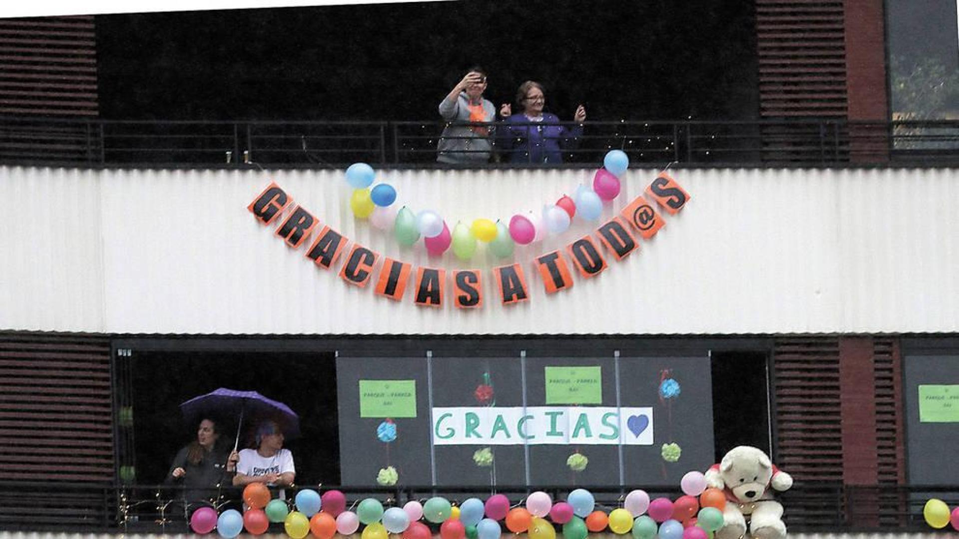 Los balcones se llenaron de aplausos y agradecimiento a la labor de los sanitarios durante el confinamiento