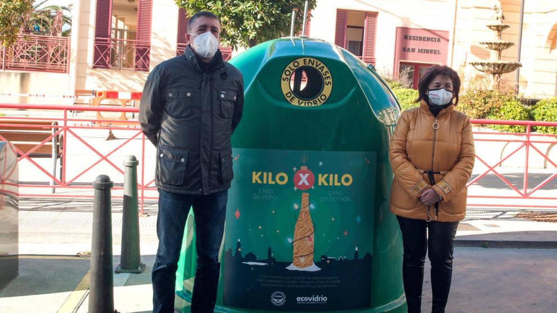 Óscar Acedo, gerente de la zona norte de Ecovidrio; y Belén Cerdán, presidenta de mancomunidad.