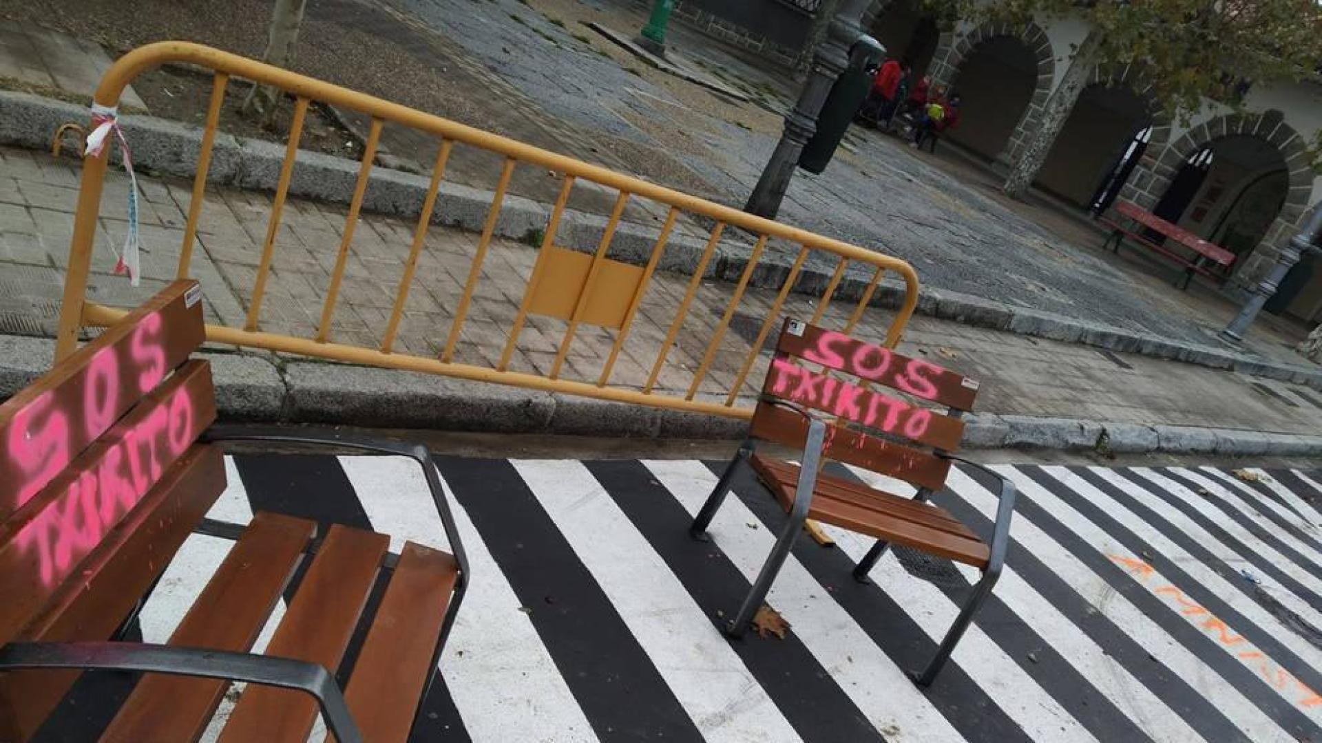 Bancos de la calle María Auxiliadora en la frase 'Sos Txikito'.