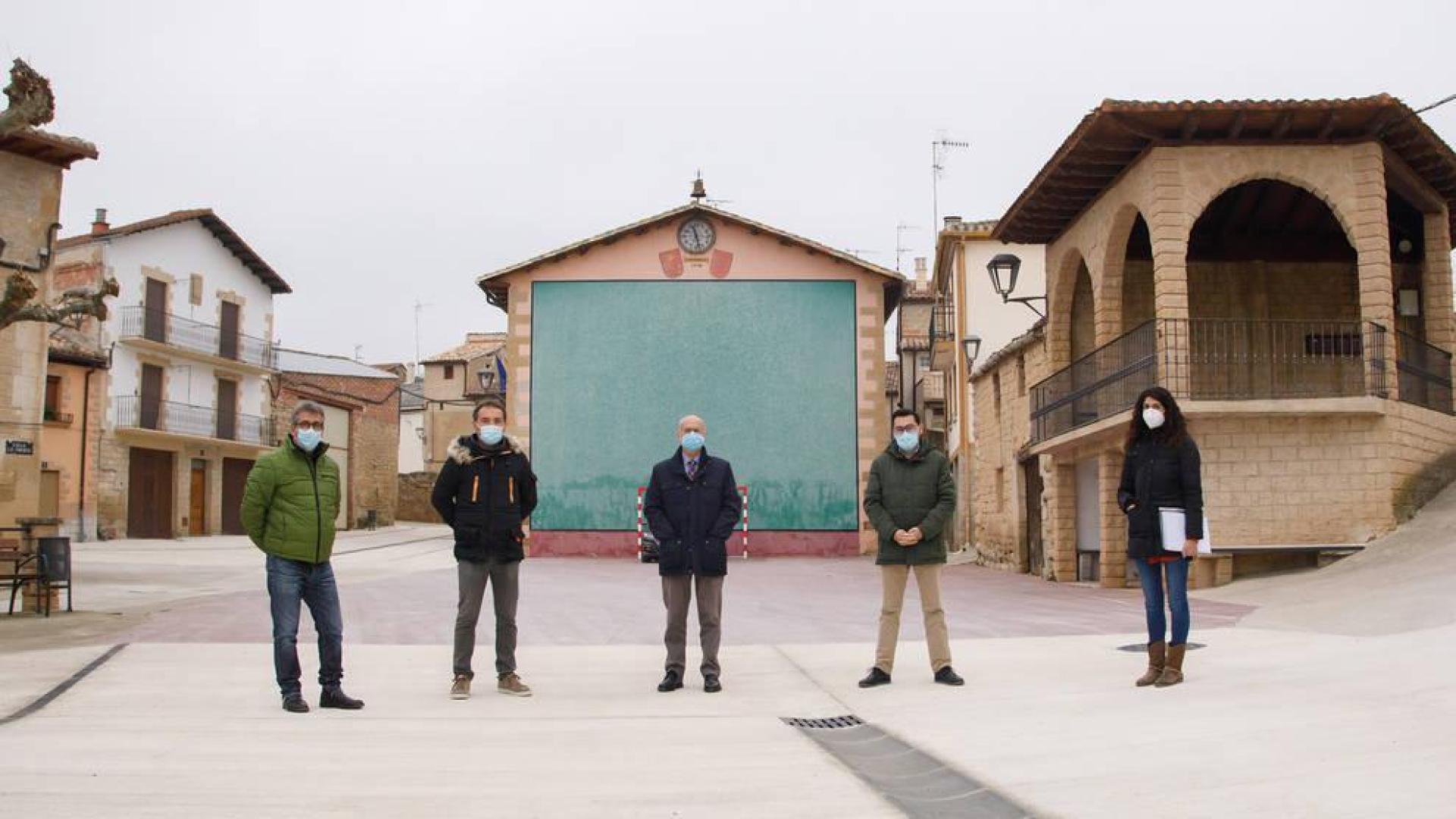 De izquierda a derecha el teniente-alcalde y el alcalde de Armañanzas, Javier Oyón y David Pérez de Albéniz, respectivamente; el consejero Ciriza; el director general de Administración Local y Despoblación.