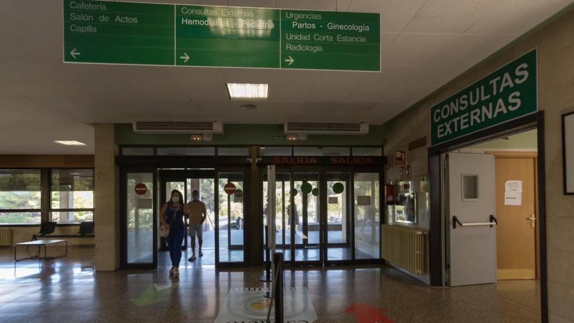 Acceso principal al Hospital Reina Sofía de Tudela con la entrada a la zona de consultas externas, a la derecha de la imagen.