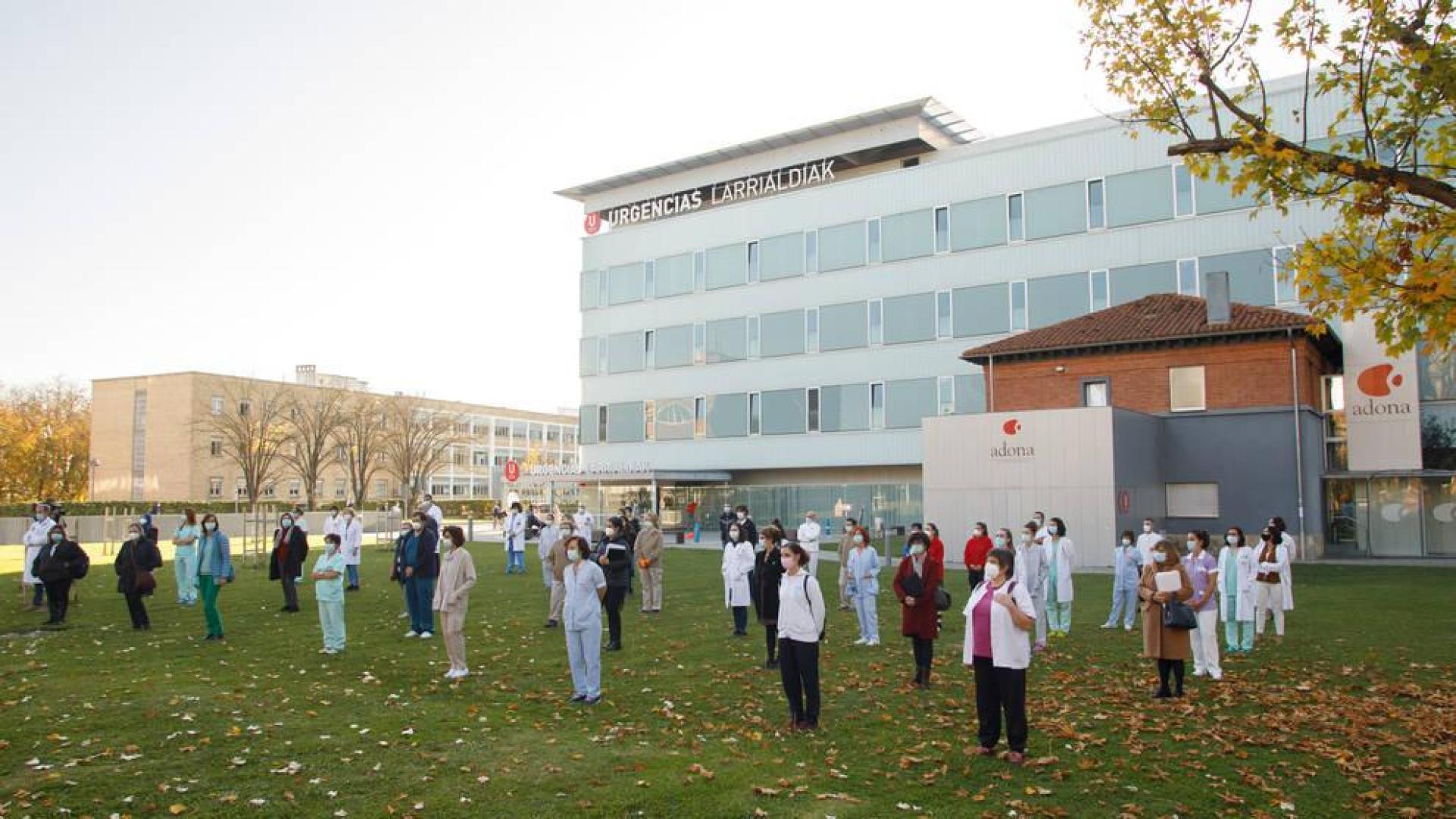 Varias decenas de profesionales, en representación del personal sanitario y sociosanitario galardonado con la Medalla de Oro de Navarra 2020, en los jardines del Complejo Hospitalario.