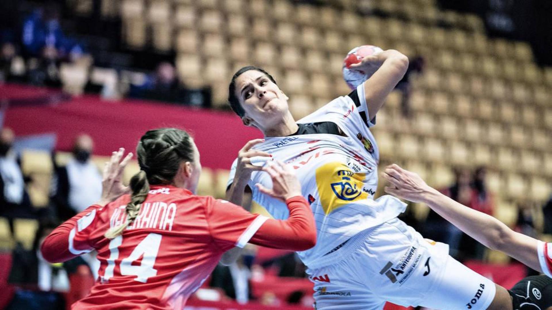 España se desmorona en la segunda parte en su debut en el Europeo
