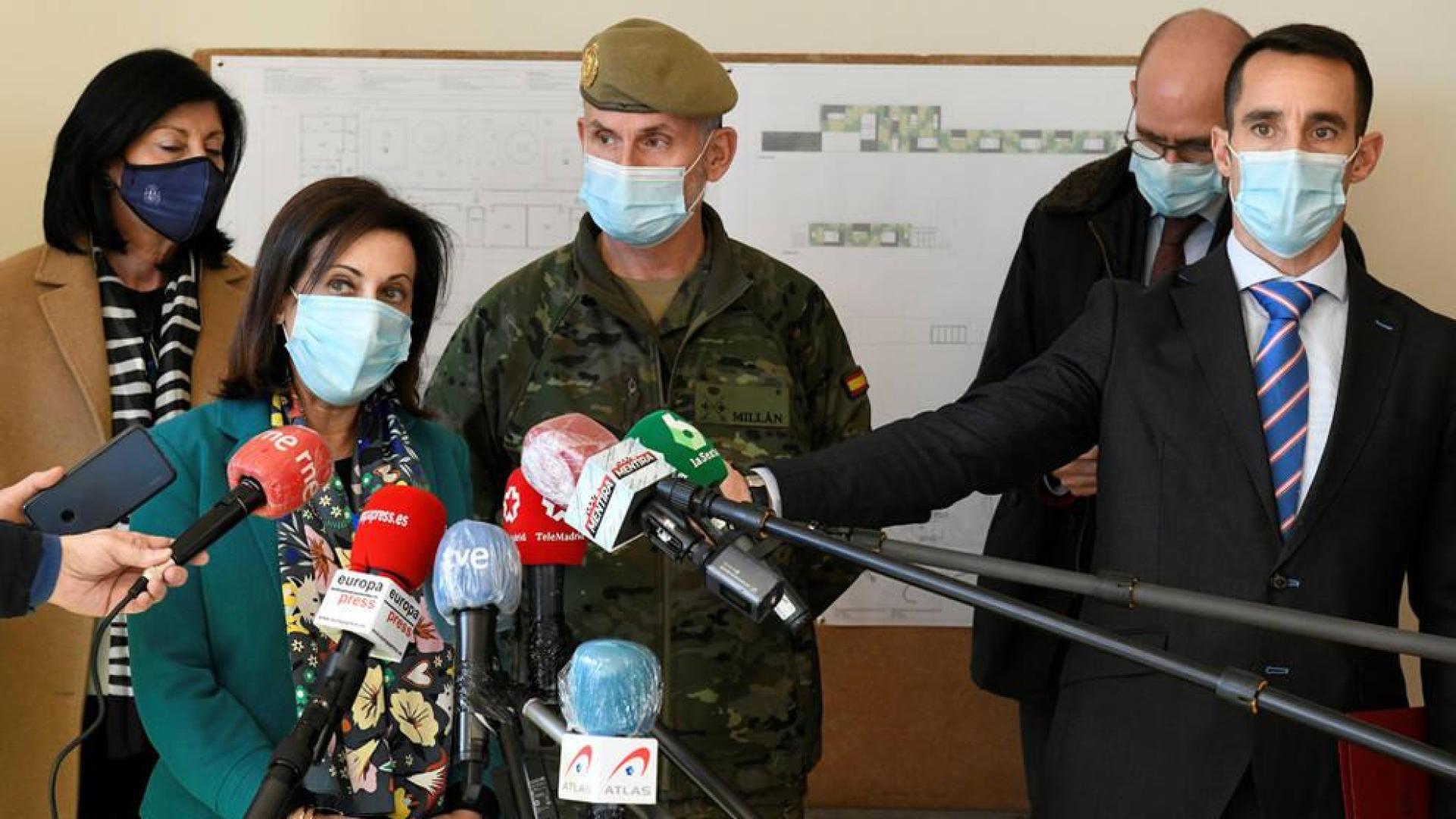 Robles denuncia la "cobardía" de exmilitares que "mancillan" al Ejército