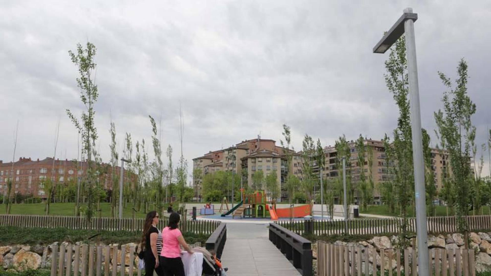 Dos mujeres pasean a un niño en carrito en el parque del orfeón pamplonés.