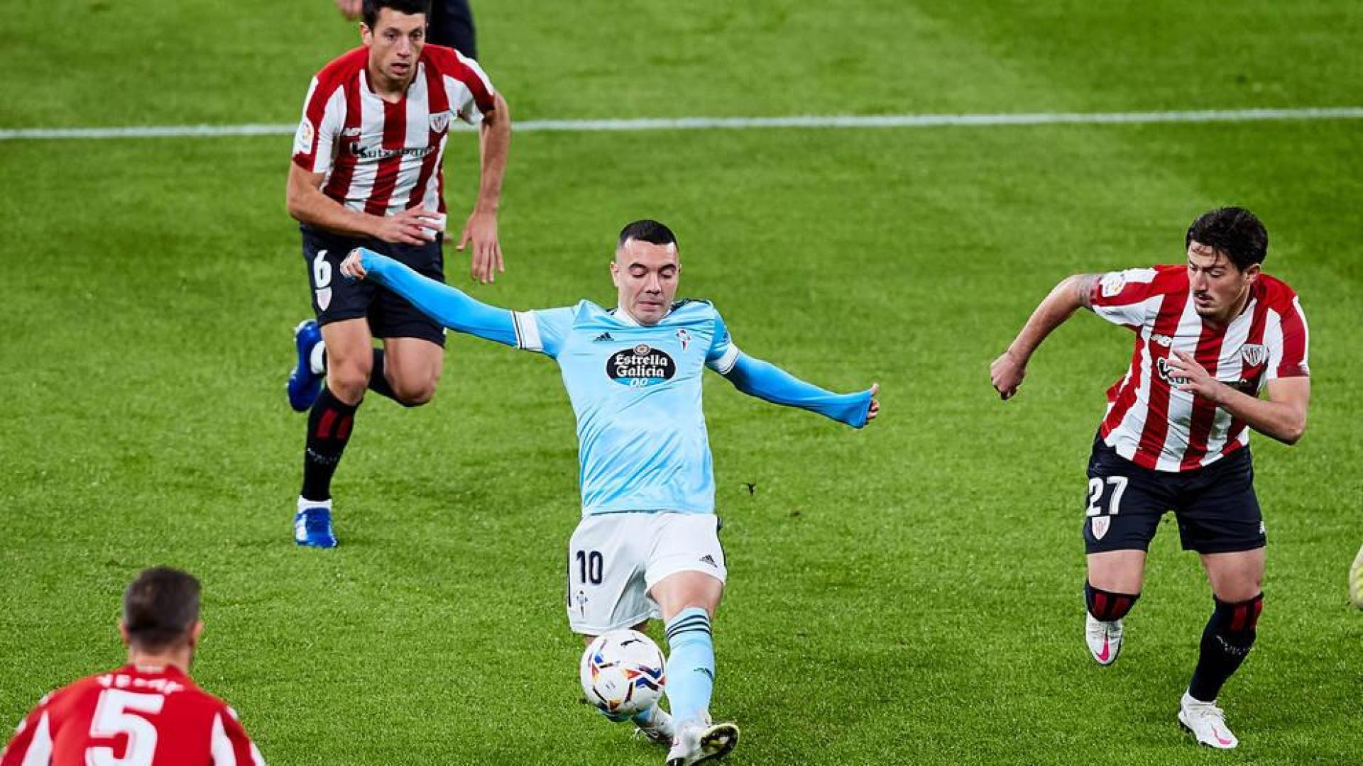 Iago Aspas intenta escapar con el balón de varios jugadores del Athletic