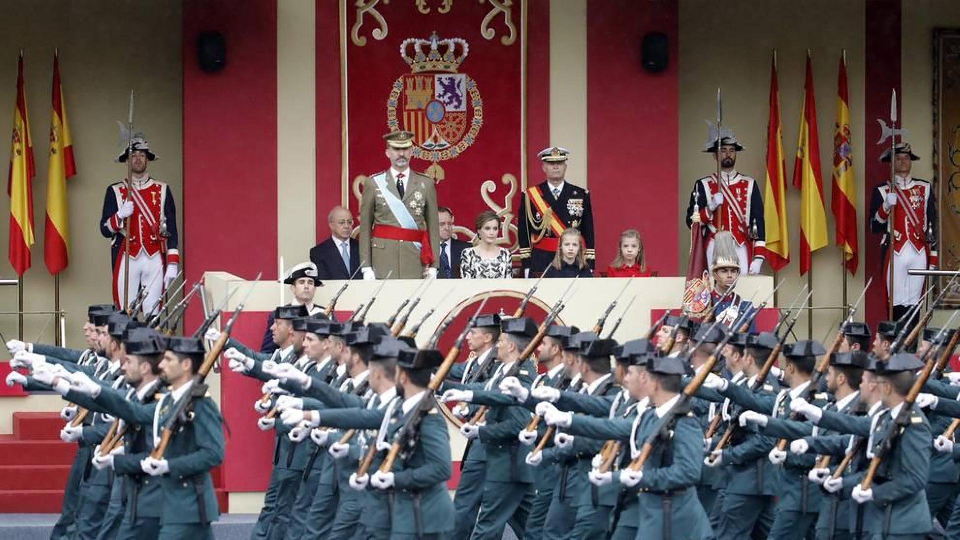 Imágenes del desfile de la Fiesta Nacional al que han asistido los Reyes junto a sus dos hijas.