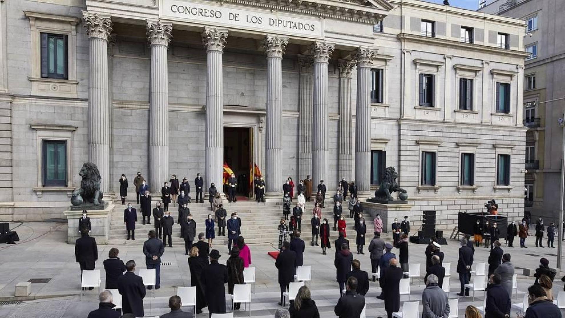 Las restricciones y el frío marcan un homenaje a la Constitución desangelado