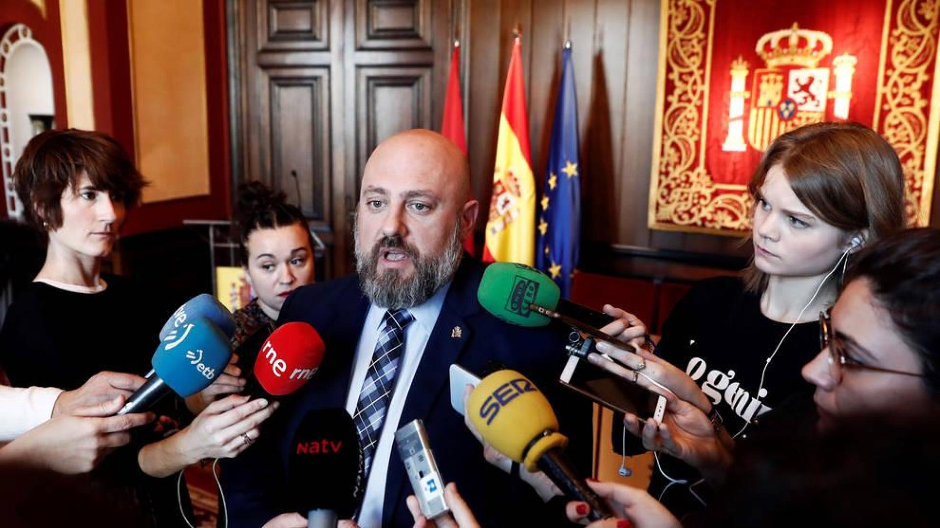 El delegado del Gobierno, José Luis Arasti, haciendo declaraciones a la prensa