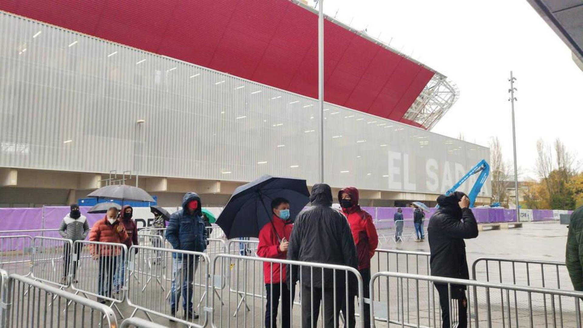Importantes colas en el Navarra Arena para elegir la asamblea