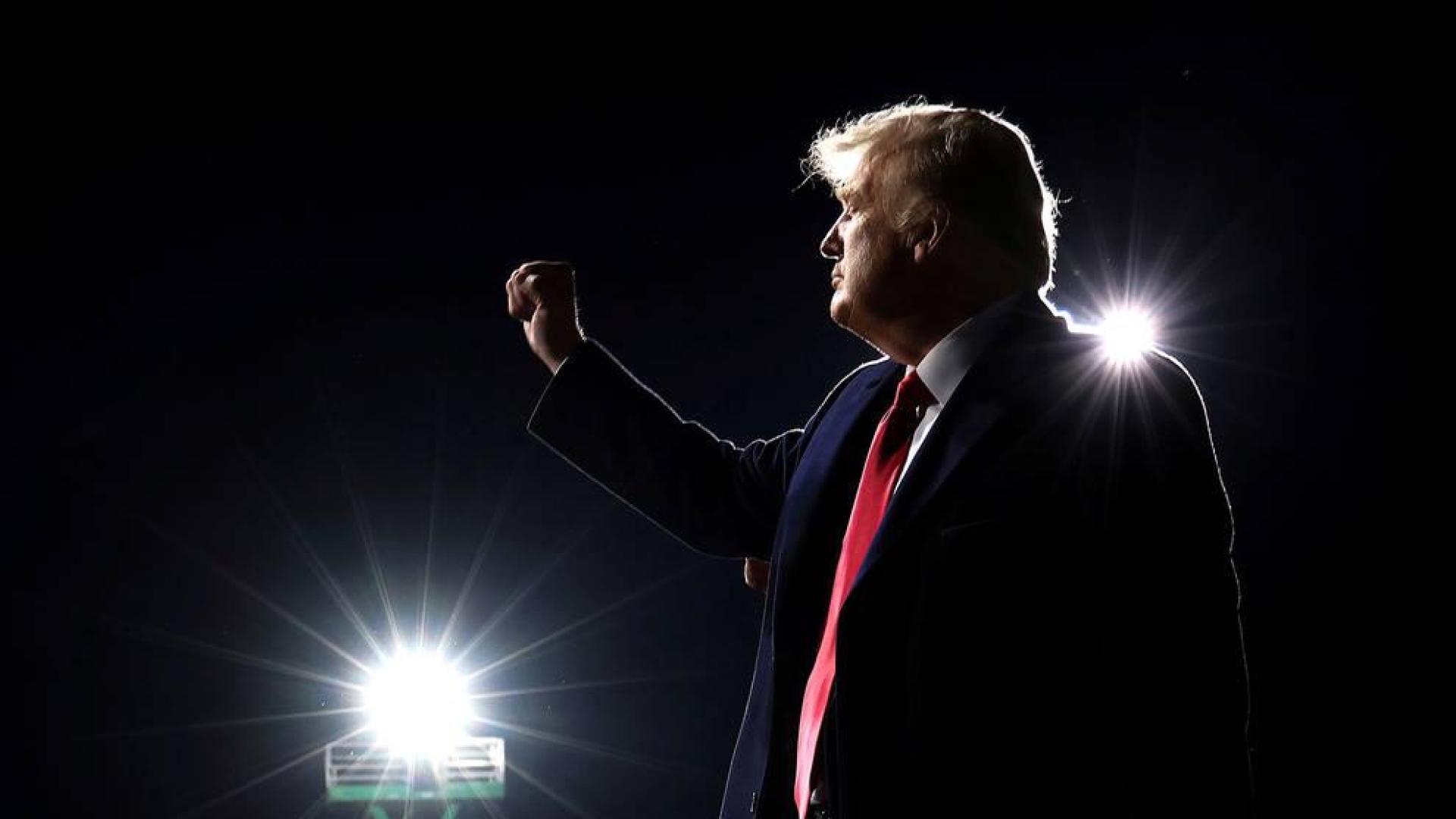 Trump carga contra miembros del partido en su primer mitin tras la derrota