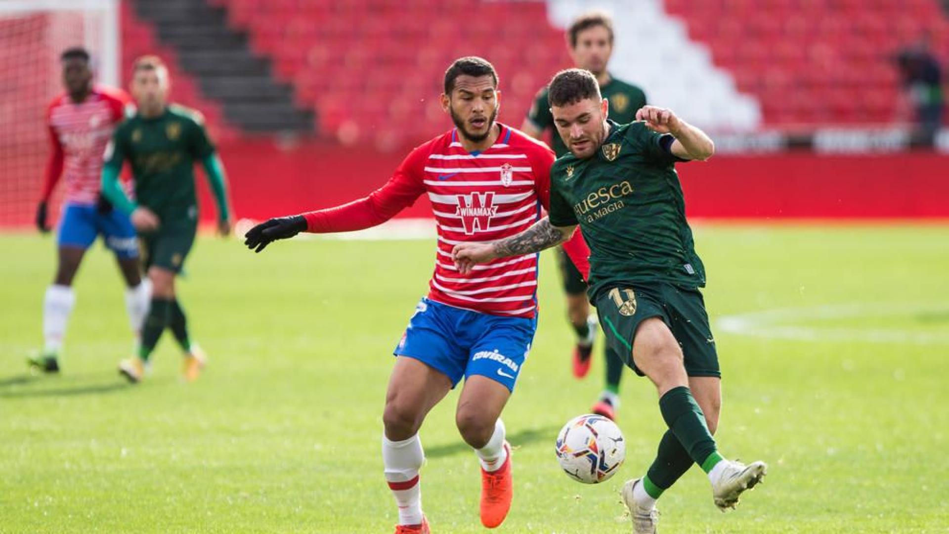 El Granada frustra el primer triunfo oscense con dos goles en la recta final