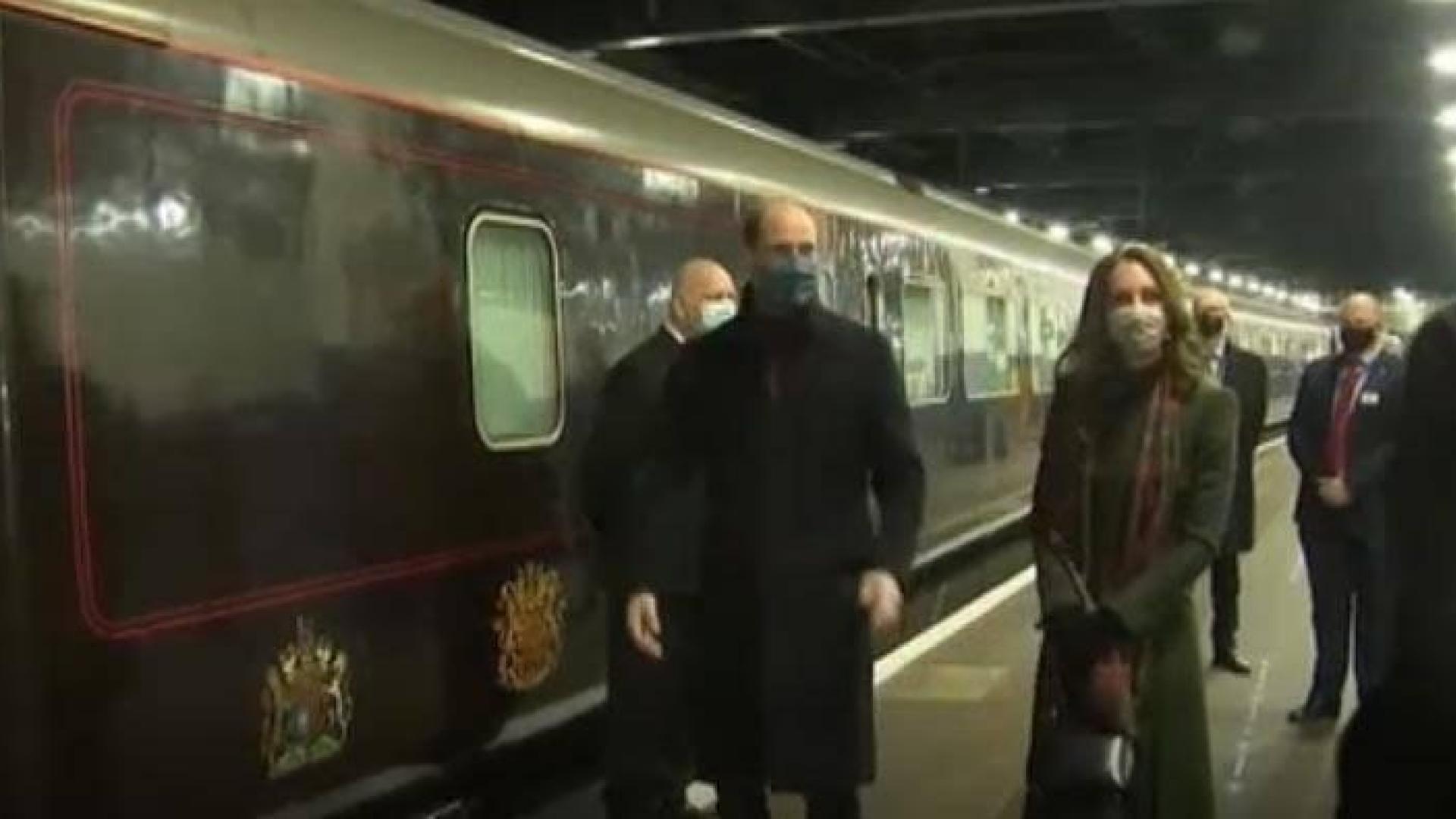 El príncipe Guillermo y Kate Middleton se suben al Royal Train en homenaje a los 'héroes' de la pandemia