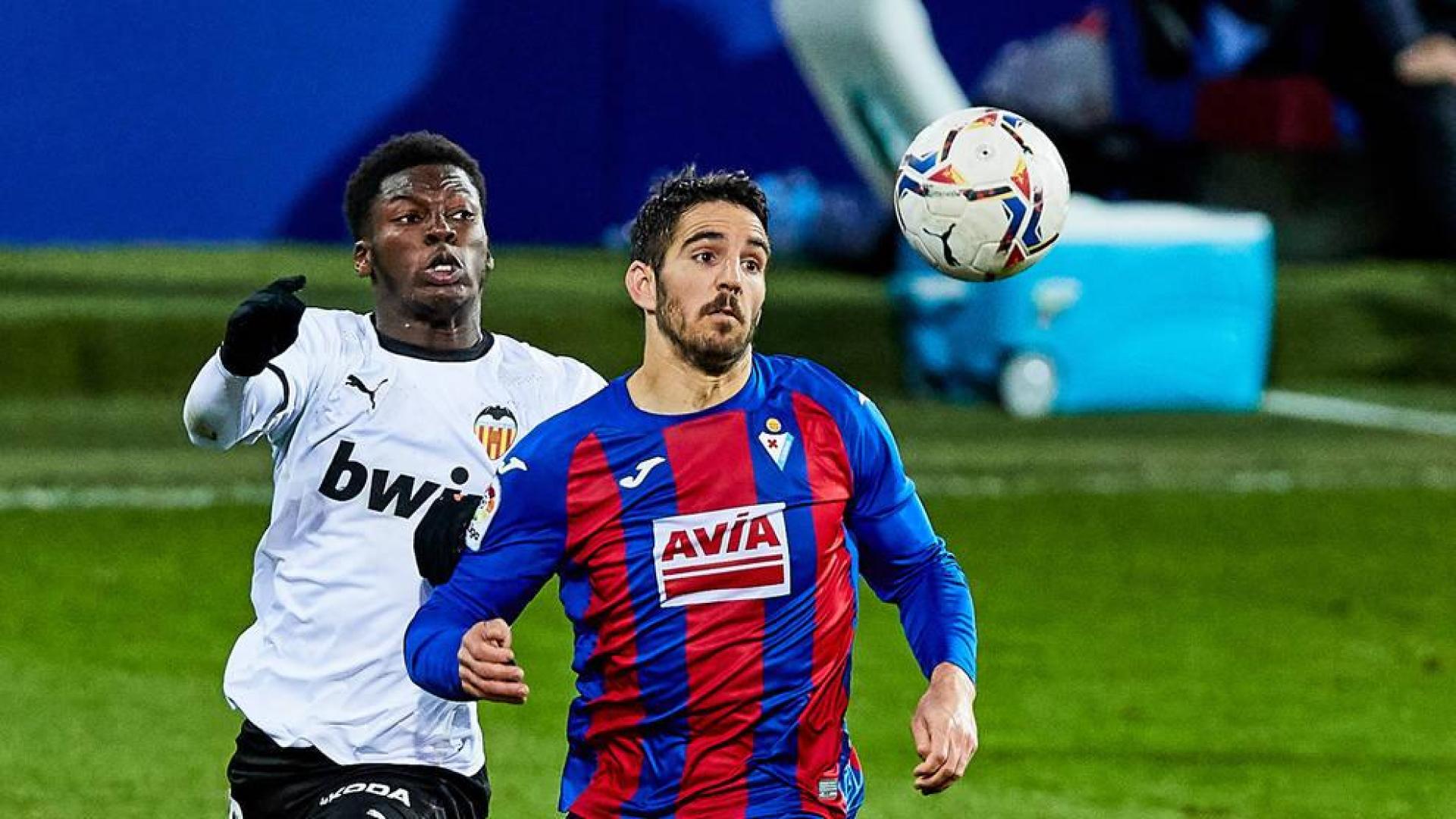 El Eibar, más serio e intenso, perdona al Valencia