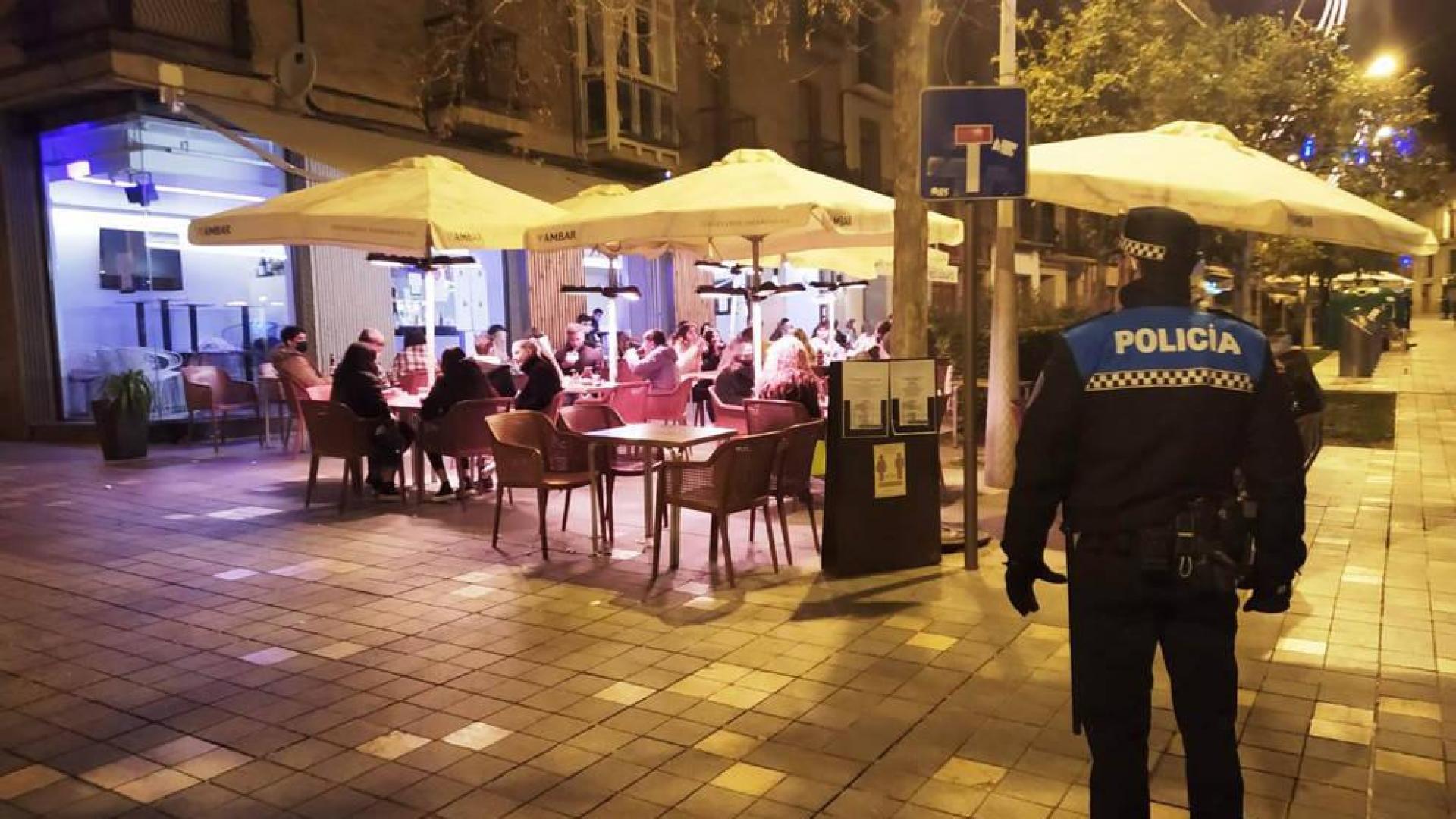 Denunciado el dueño de un bar por insultar a los agentes y arengar a los clientes en contra de la Policía