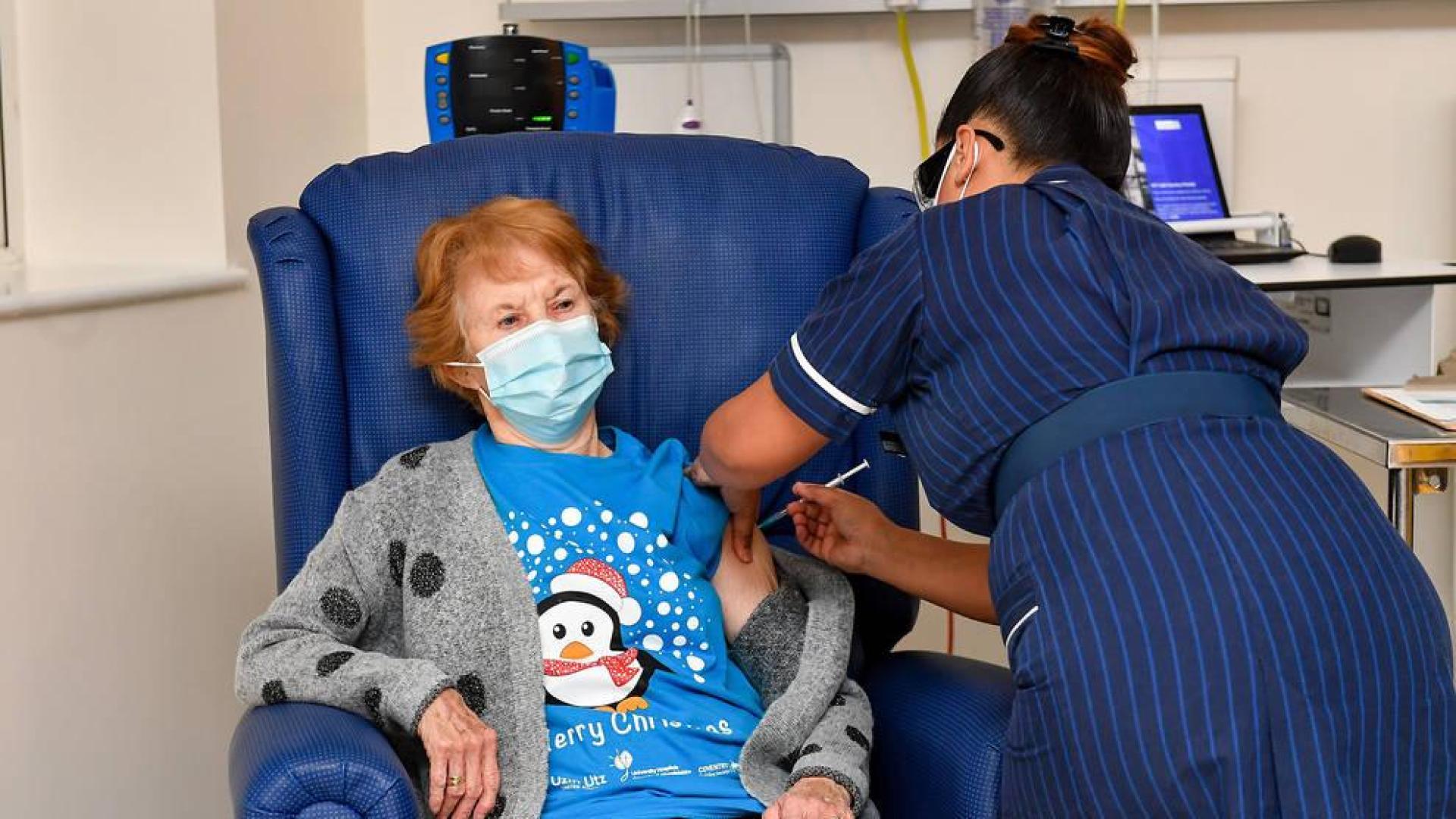 Una mujer de 90 años, la primera del mundo en recibir la vacuna de Pfizer