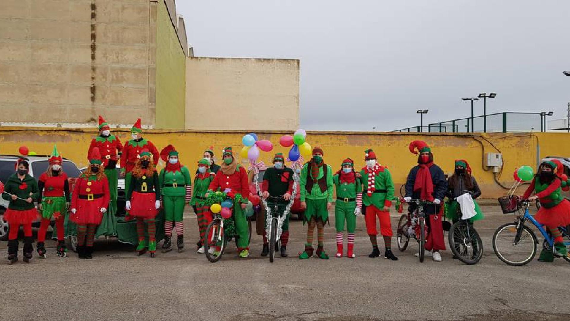 Cerca de una veintena de castejoneros se vistieron de elfos para recorrer las casas de los niños y recoger sus cartas para Papá Noel, Olentzero y los Reyes Magos.