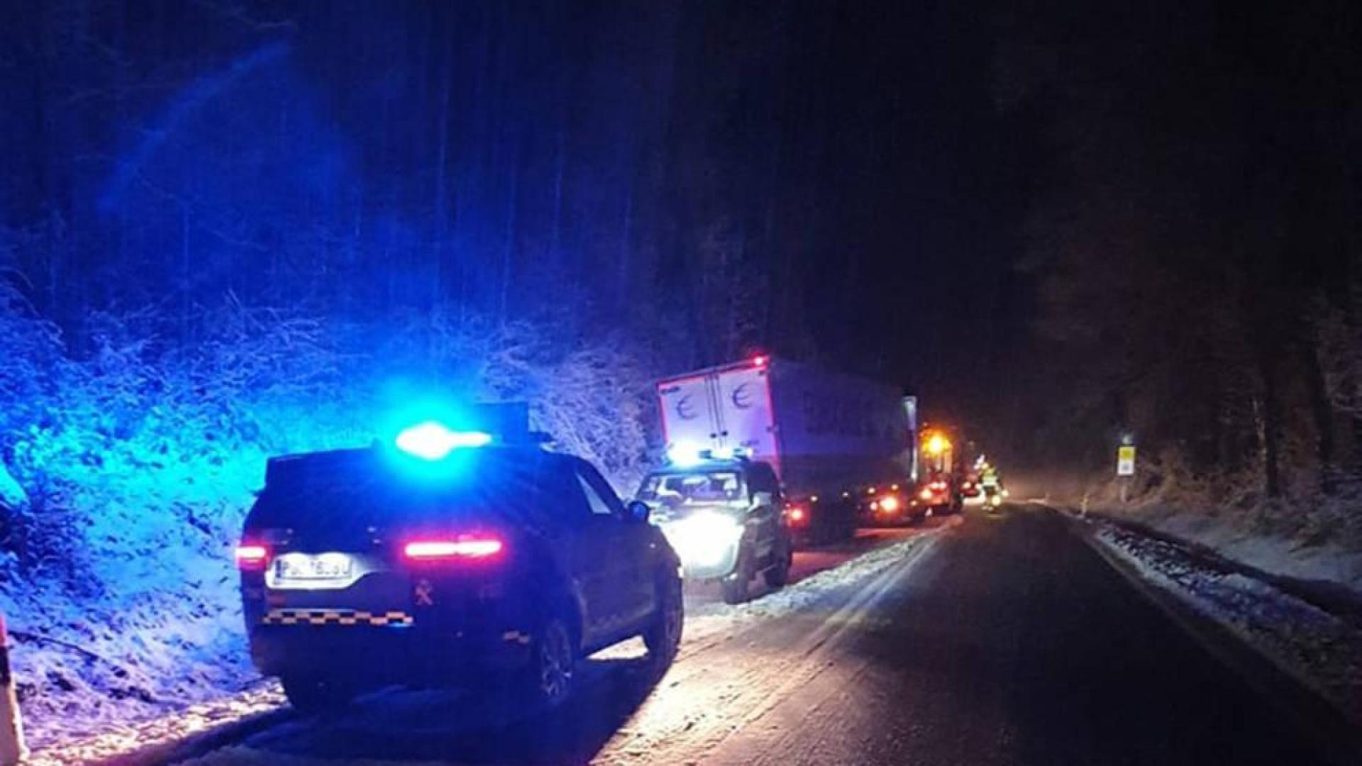 Auxiliado un tráiler bloqueado en la N-121-A, a la altura de Lantz