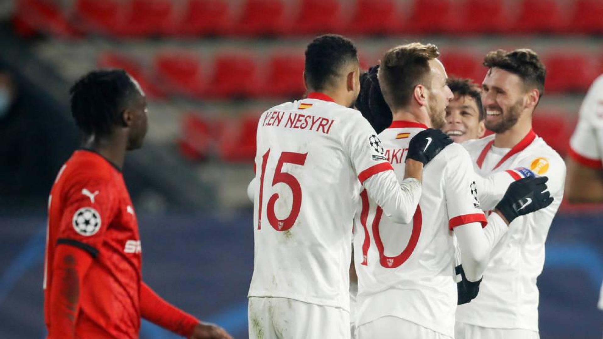 Los jugadores del Sevilla celebran uno de los goles ante el Rennes