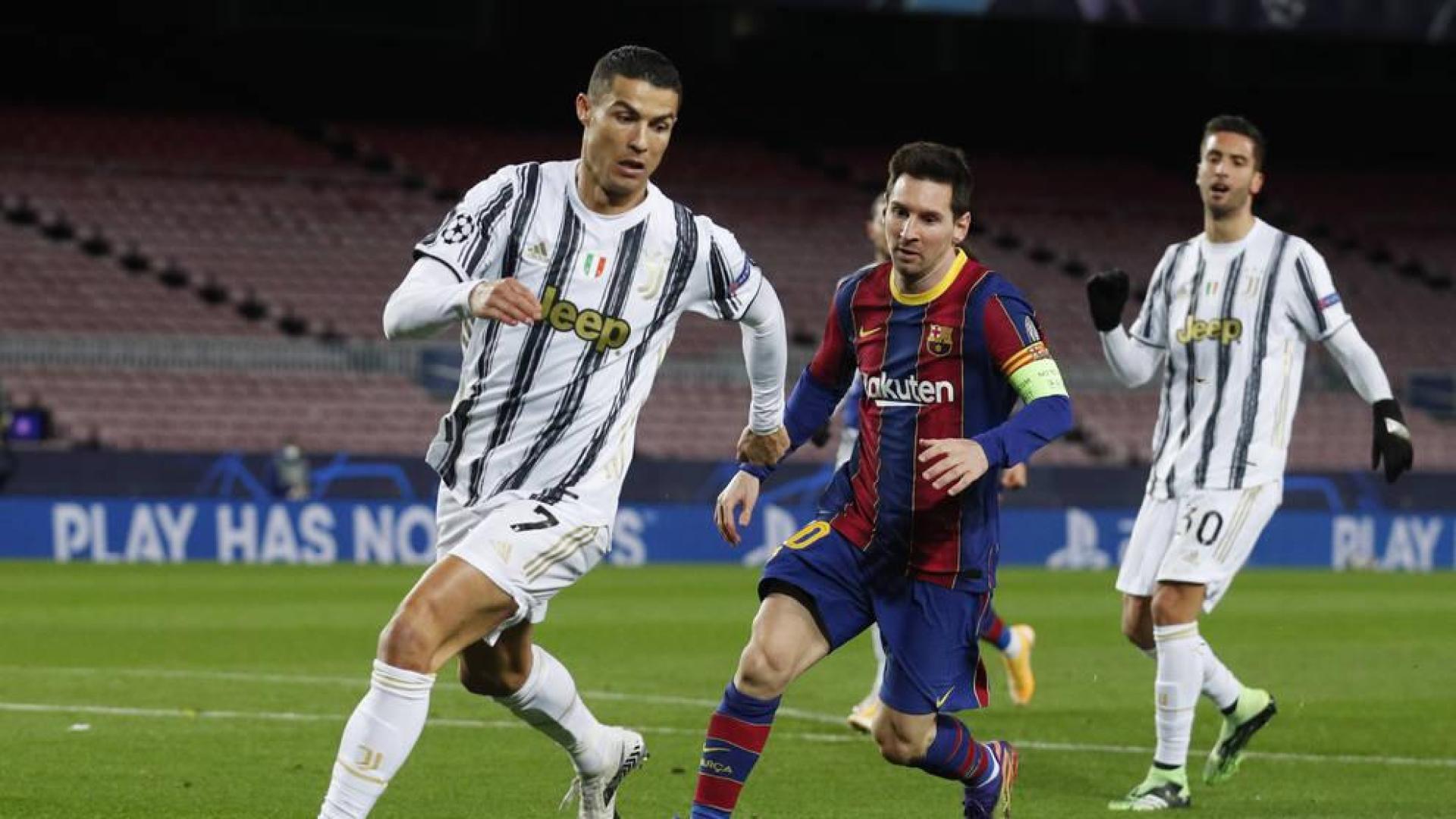 Messi persigue a Cristiano Ronaldo para robarle un balón