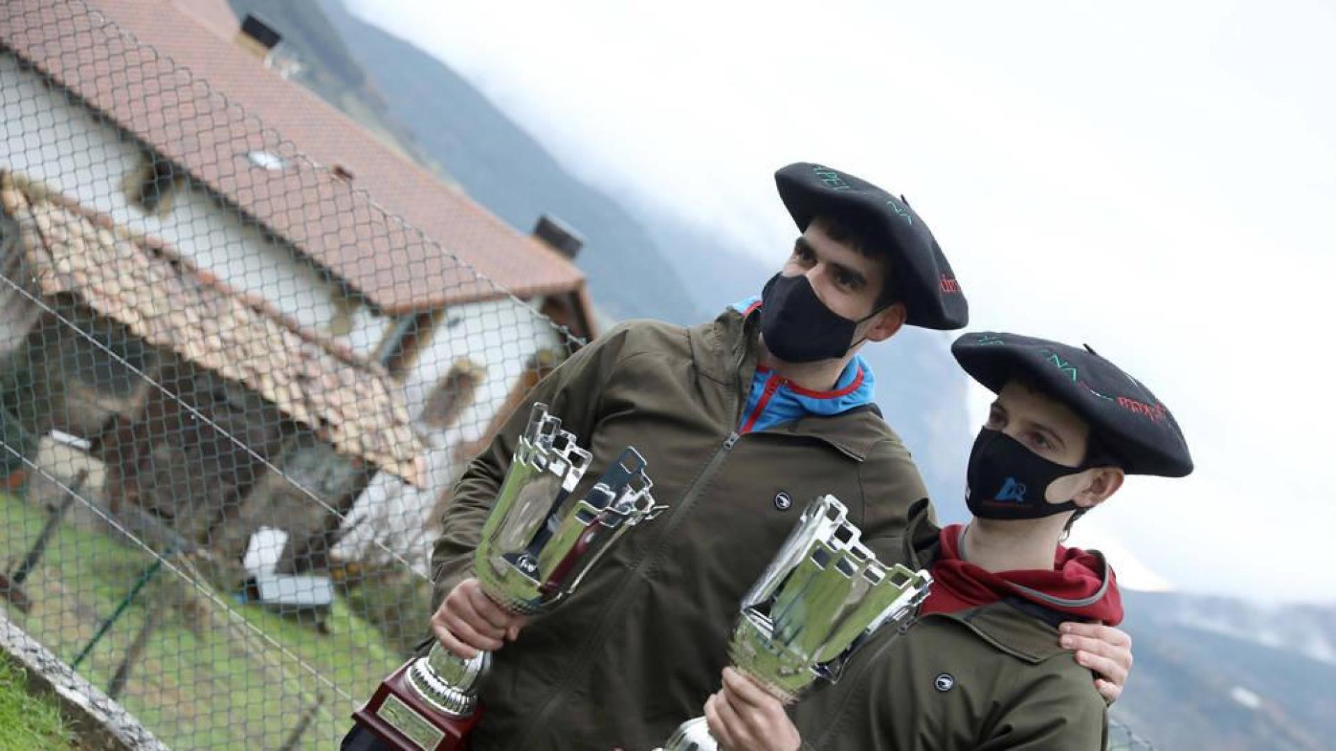 Joseba Ezkurdia y Julen Martija, ayer por la tarde en las proximidades del frontón de Etxeberri con sus txapelas de campeones de parejas 2020.