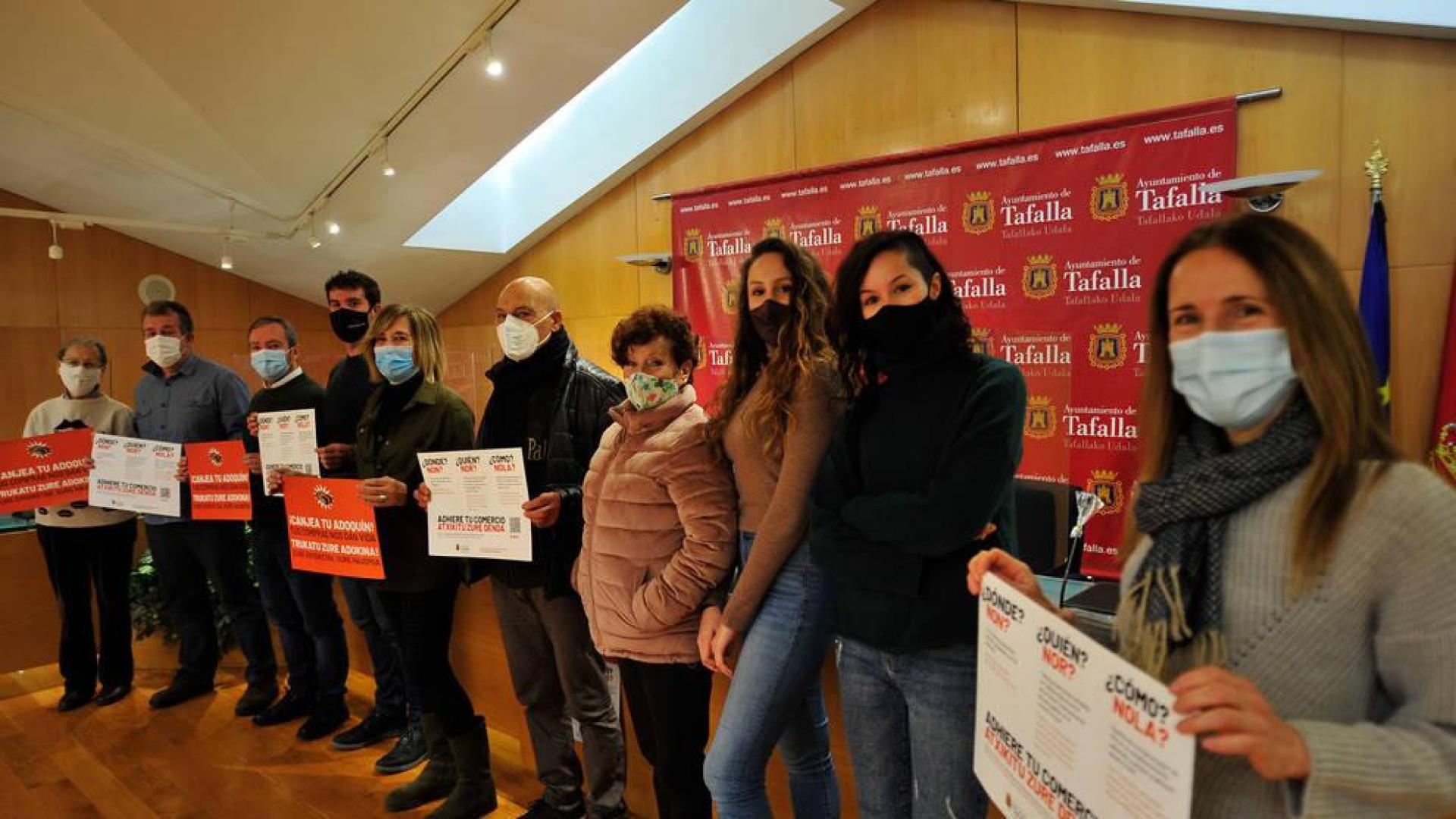 Representantes municipales y las artistas locales que participan en el spot de la campaña durante el acto de presentación.