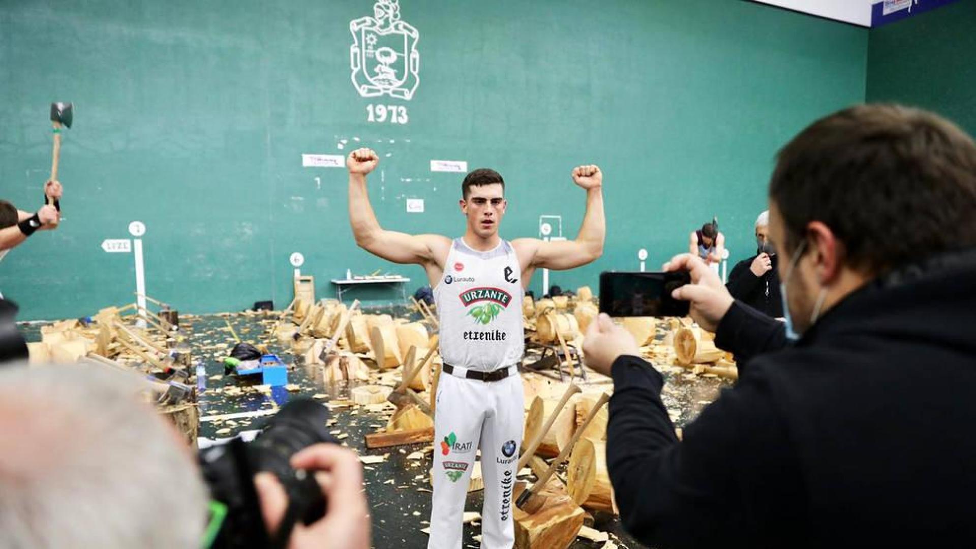 Iker Vicente, hexacampeón navarro de aizkora