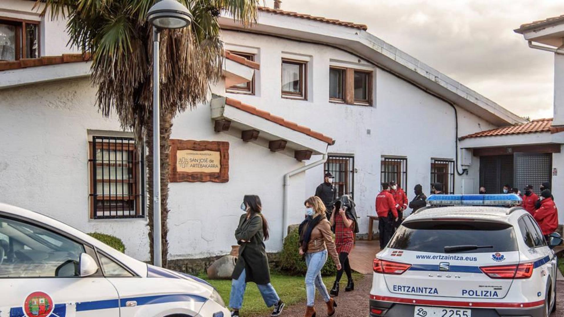 Sorprenden a decenas de jóvenes toda la noche de fiesta en un convento vizcaíno