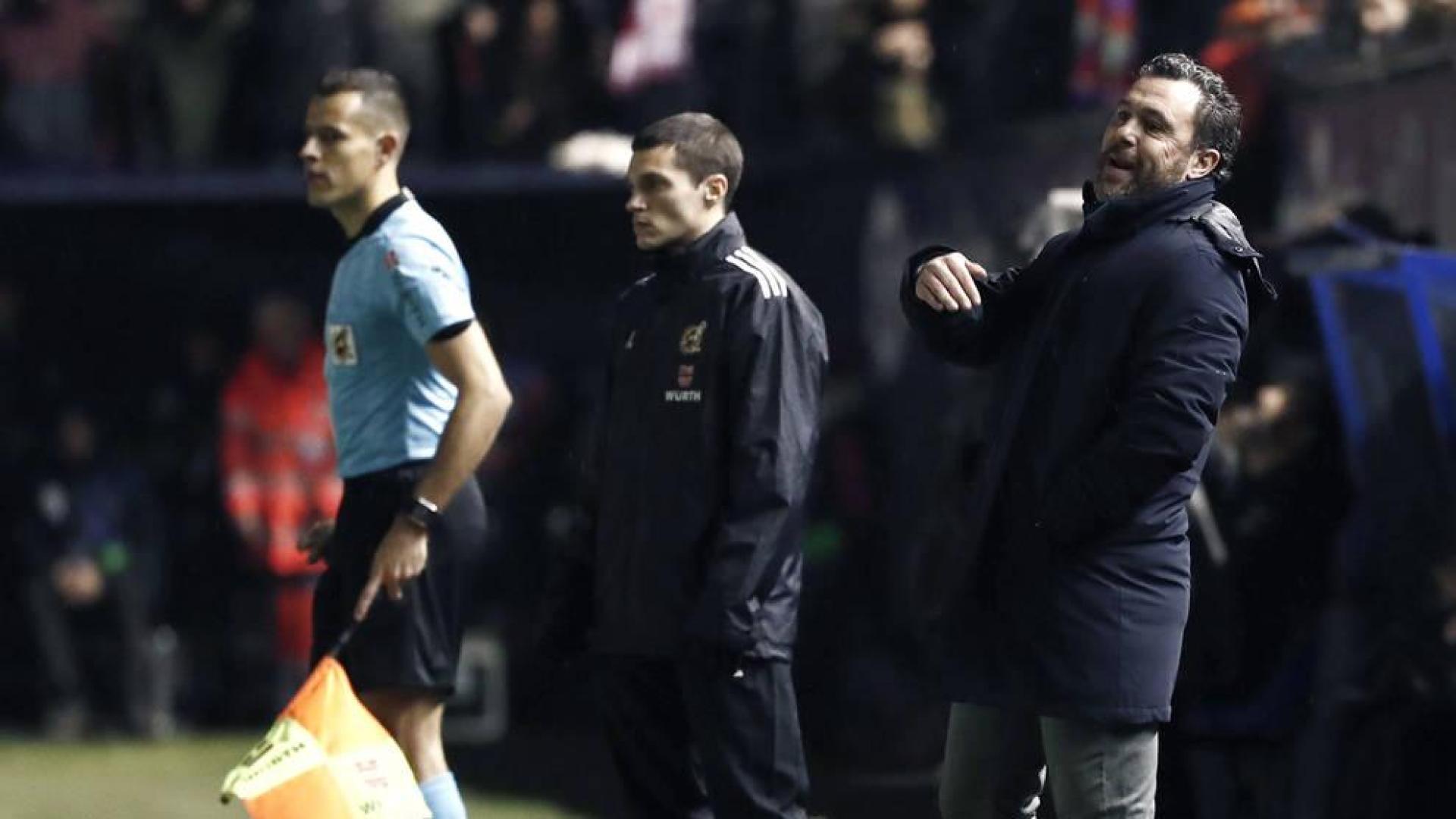 Sergio González, entrenador del Valladolid, en El Sadar.