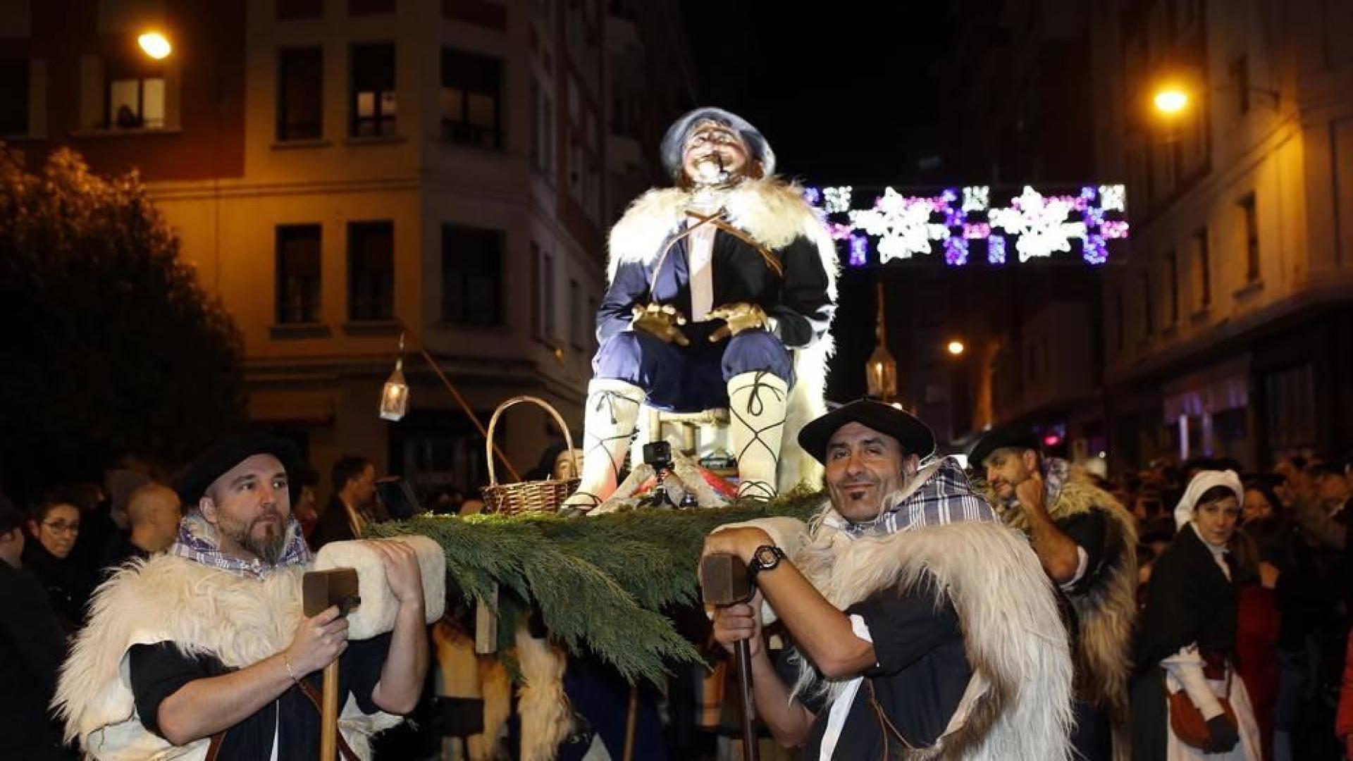 Paso de la tradicional comitiva del carbonero por las calles de la capital navarra dando inicio a las Navidades 2019