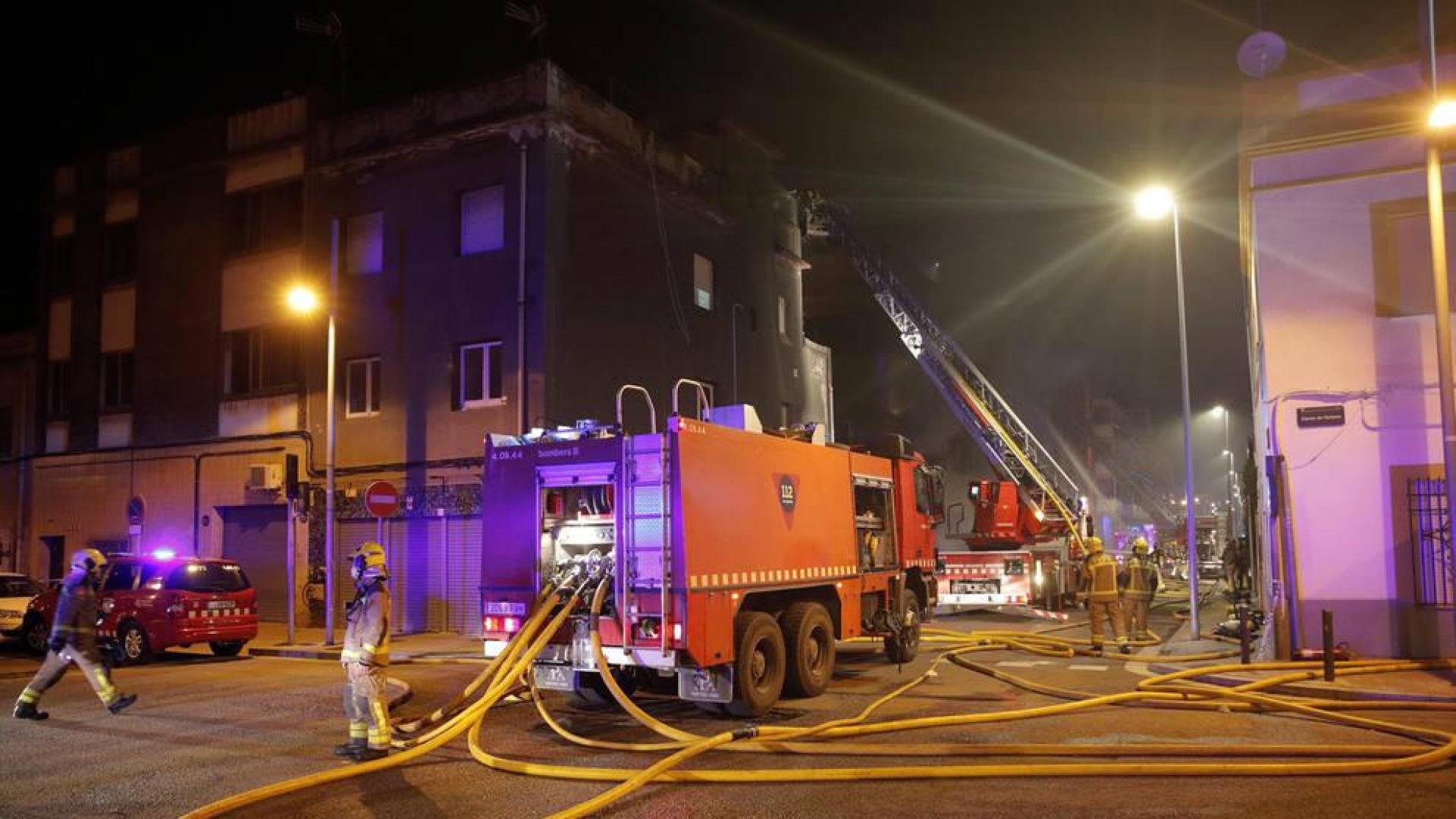 Diecisiete heridos, cinco graves, en el incendio de una nave de Badalona