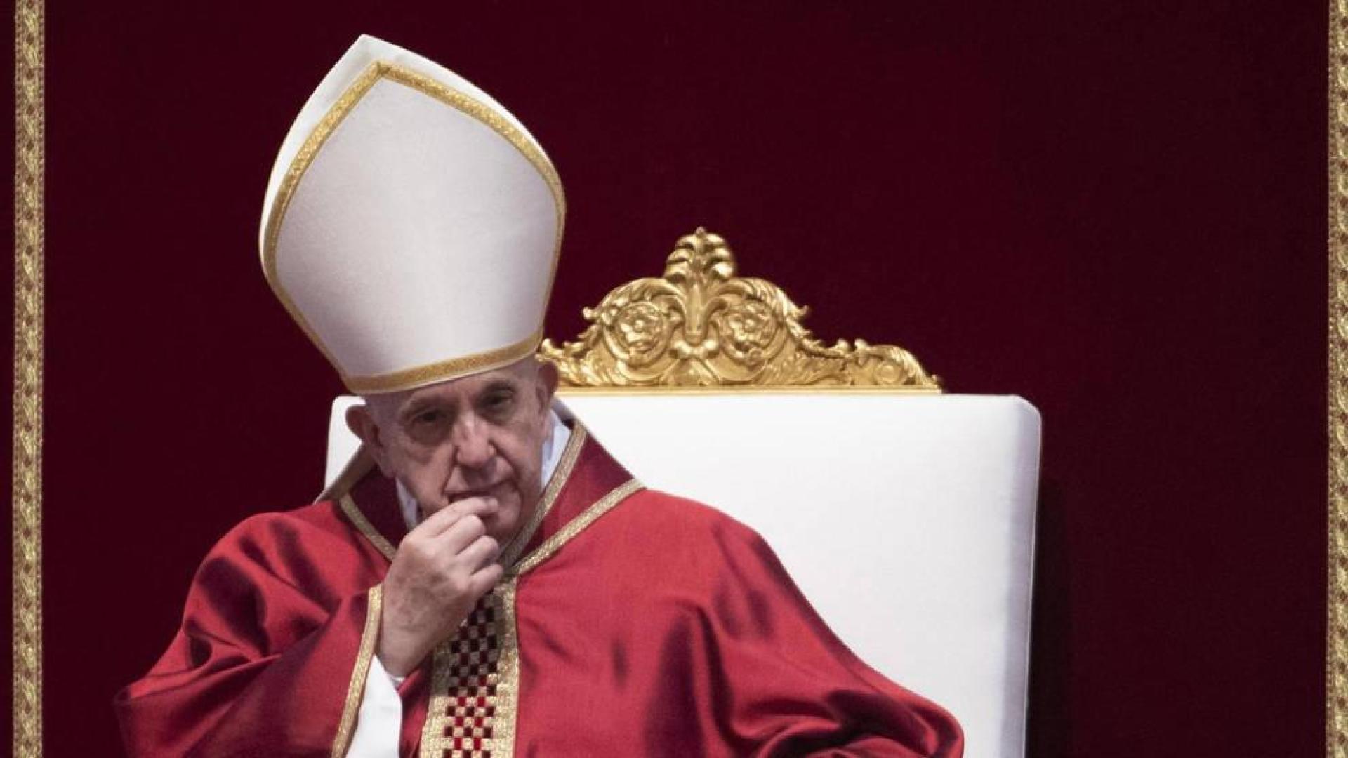 El papa Francisco preside los ritos de Viernes Santo en el Vaticano