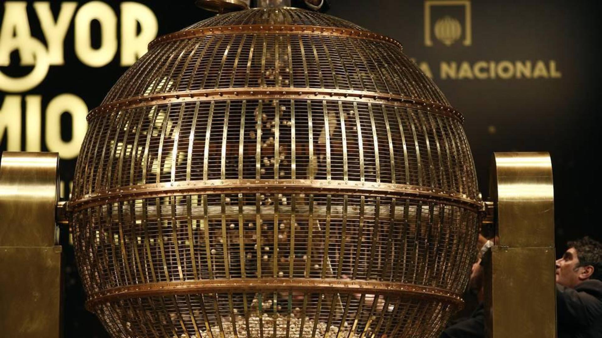 Fotos de los asistentes, disfraces y de los mejores momentos del sorteo de Lotería de Navidad 2018, celebrado en el Teatro Real de Madrid