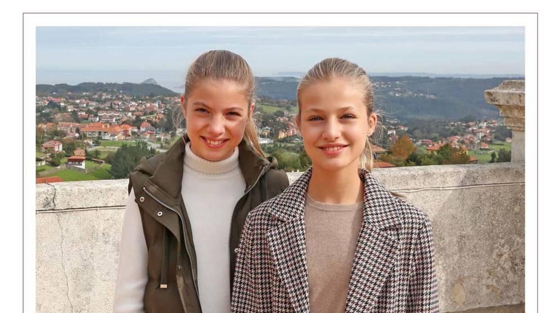 Los Reyes felicitan la Navidad con una foto de sus hijas y una tarjeta de los eméritos