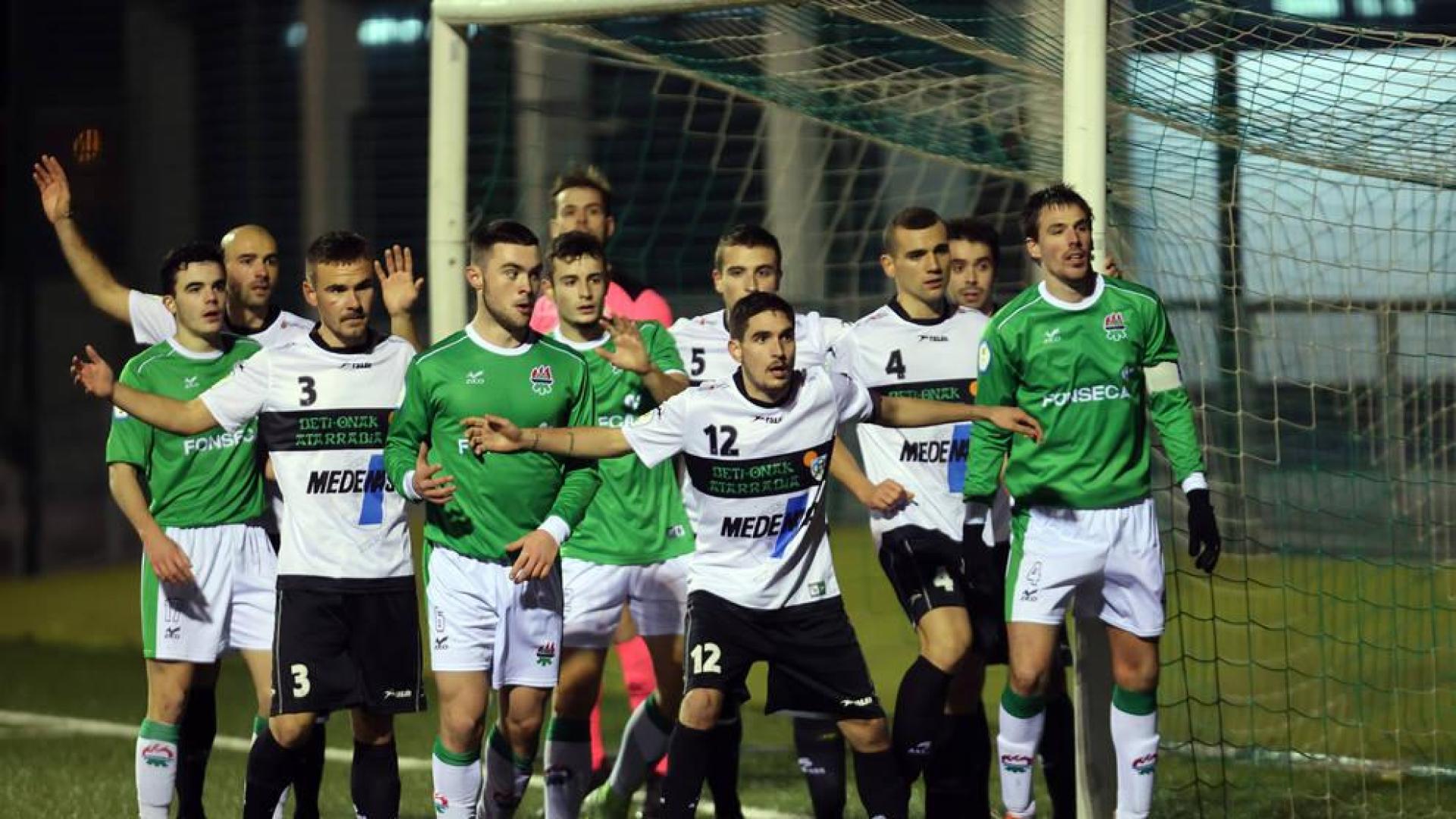 Varios jugadores esperan al lanzamiento de un córner durante el partido San Juan y el Beti Onak