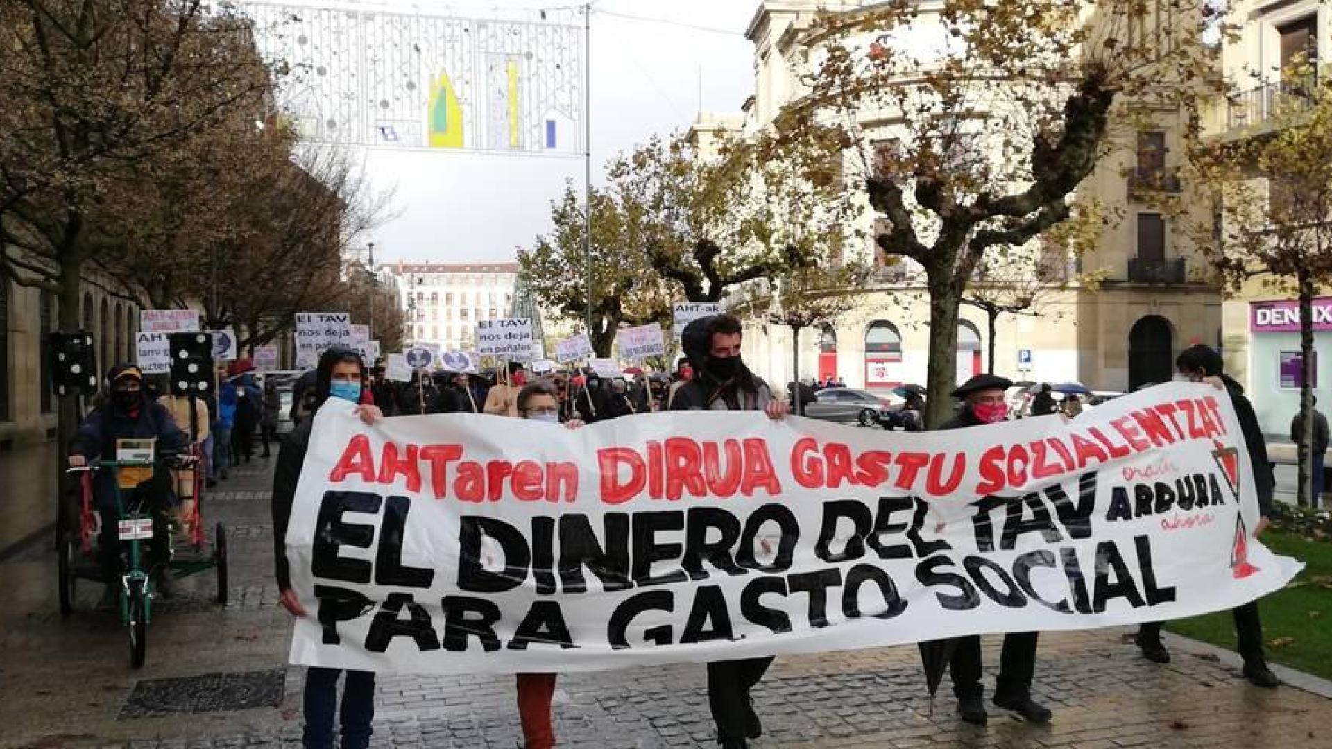 Una manifestación pide la paralización del TAV y destinar su inversión a gasto social