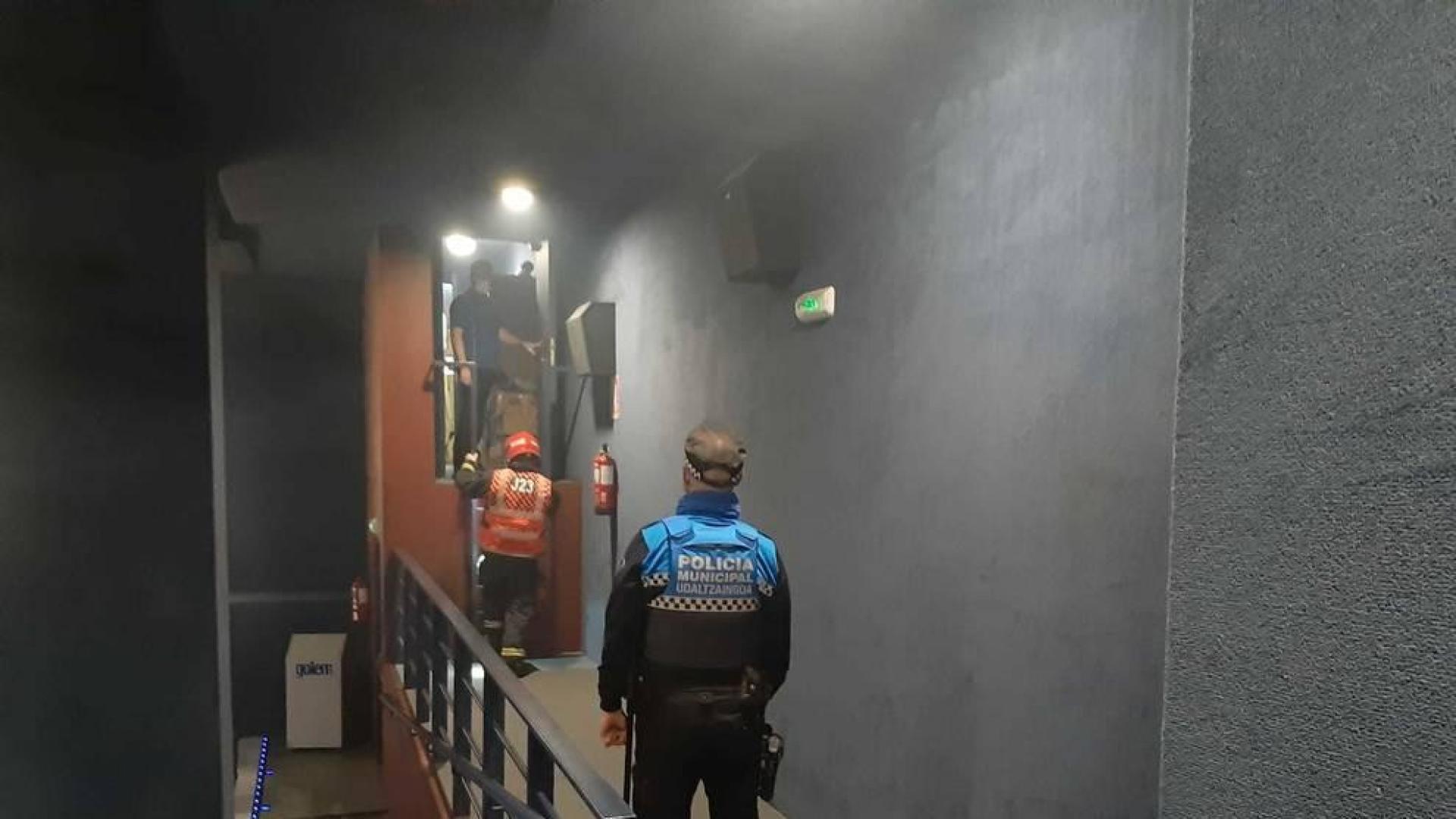 Bomberos y Policía Municipal de Pamplona han tenido que intervenir en un incendio eléctrico en una sala de los cines de Plaza Yamaguchi