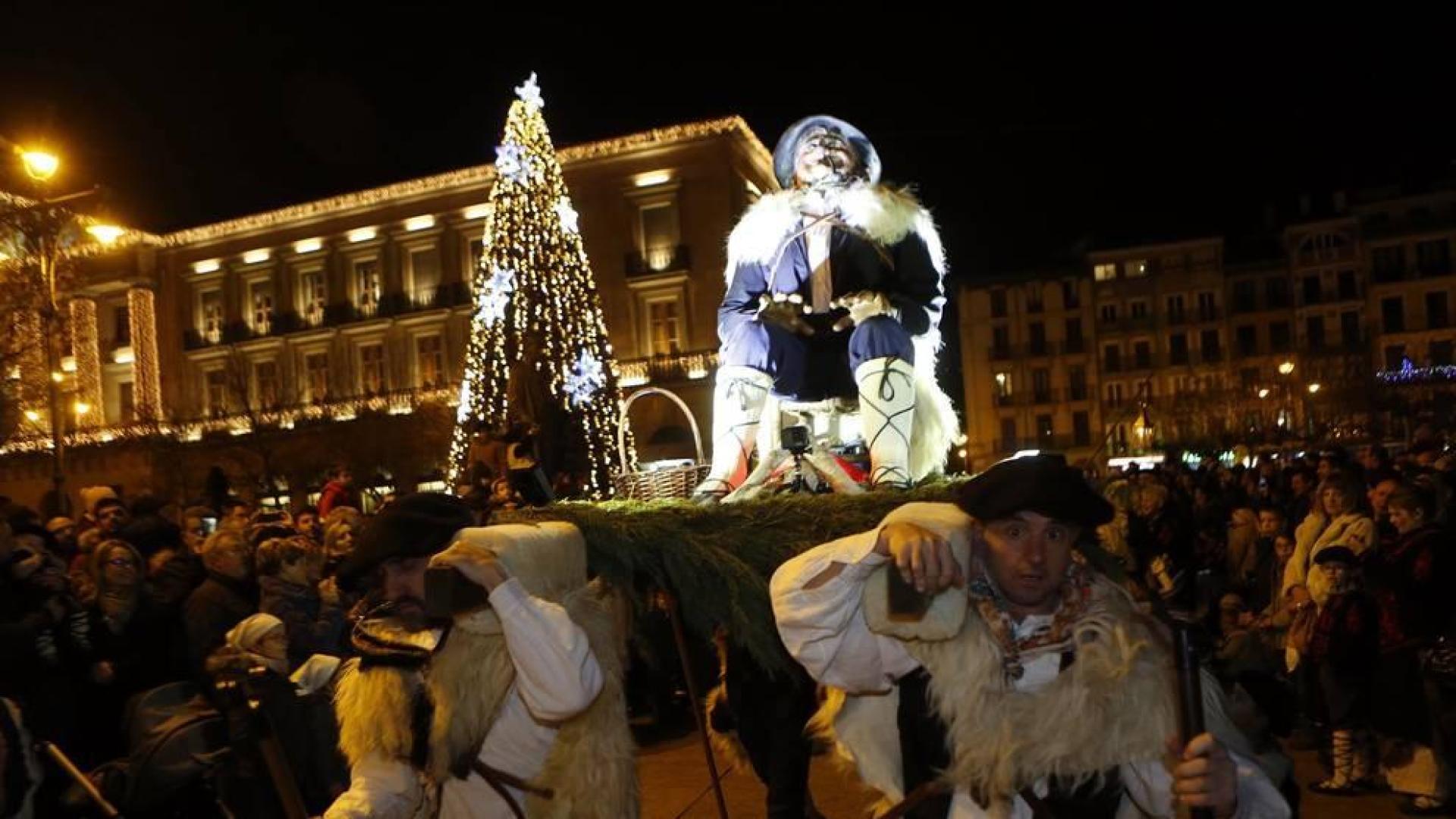 Paso de la tradicional comitiva del carbonero por las calles de la capital navarra dando inicio a las Navidades 2019