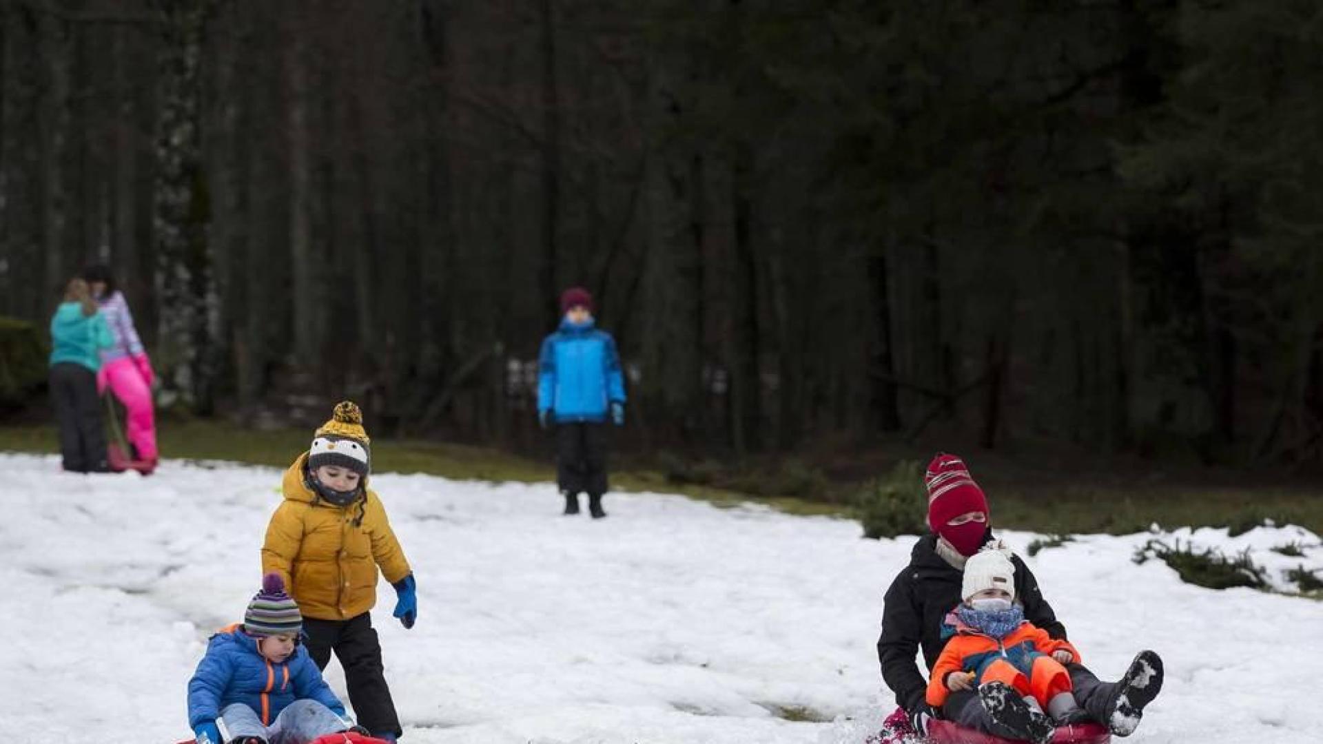 Grupos de amigos y familias han acudido este domingo al santuario de San Miguel de Aralar para disfrutar de la nieve