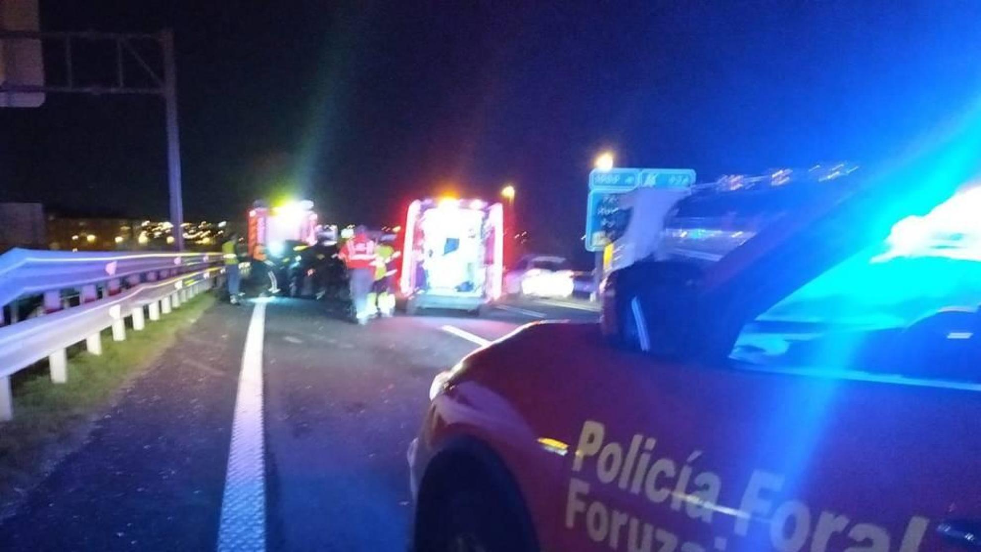 Los bomberos han tenido que desatrapar a una de las personas heridas ya que los daños en el vehículo impedían abrir la puerta