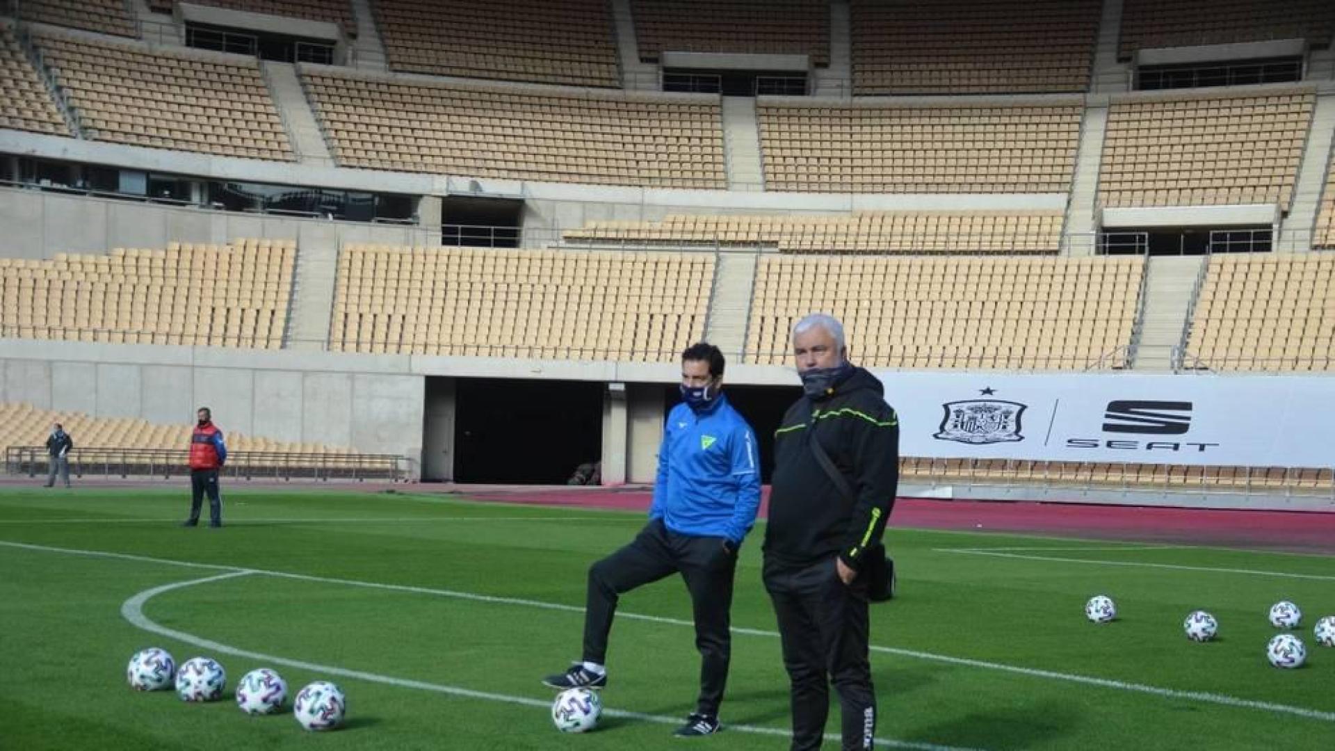 Rafa Tubío, a la izda pisando un balón en la sesión del Tomares en La Cartuja, escenario del duelo. A su lado, Antonio González, director deportivo.