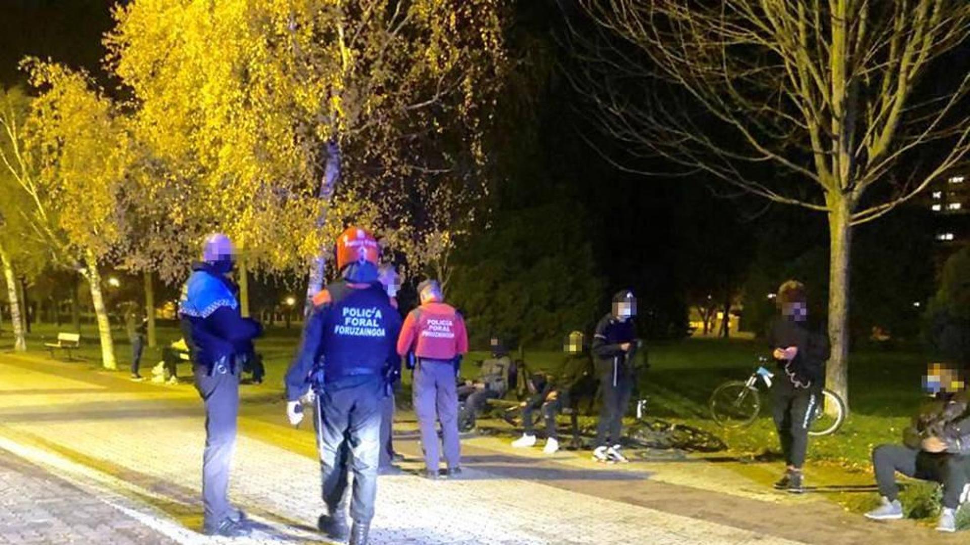 Un momento de la intervención de la policía.